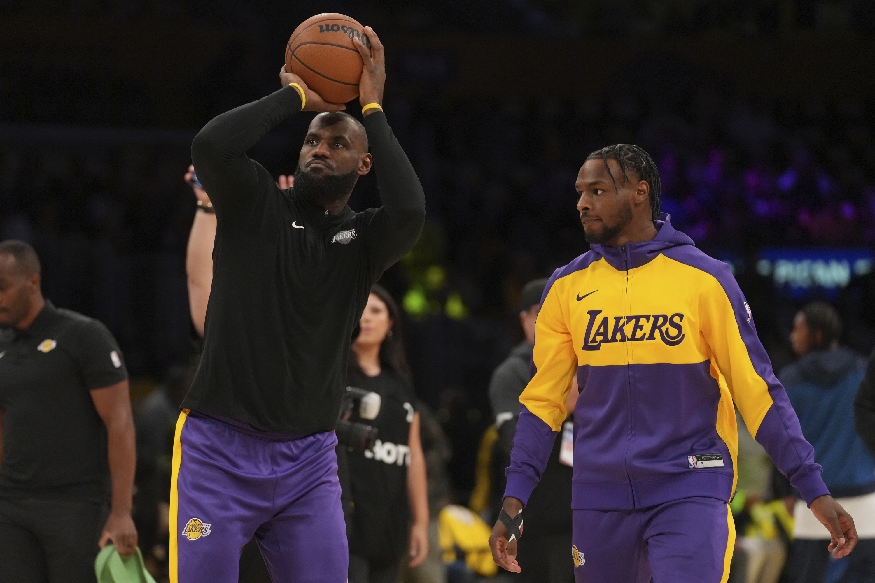 L'attaccante dei Los Angeles Lakers LeBron James, a sinistra, e la guardia Bronny James si riscaldano prima di una partita di basket NBA contro i Minnesota Timberwolves, martedì 22 ottobre 2024, a Los Angeles. (Foto AP/Eric Thayer)