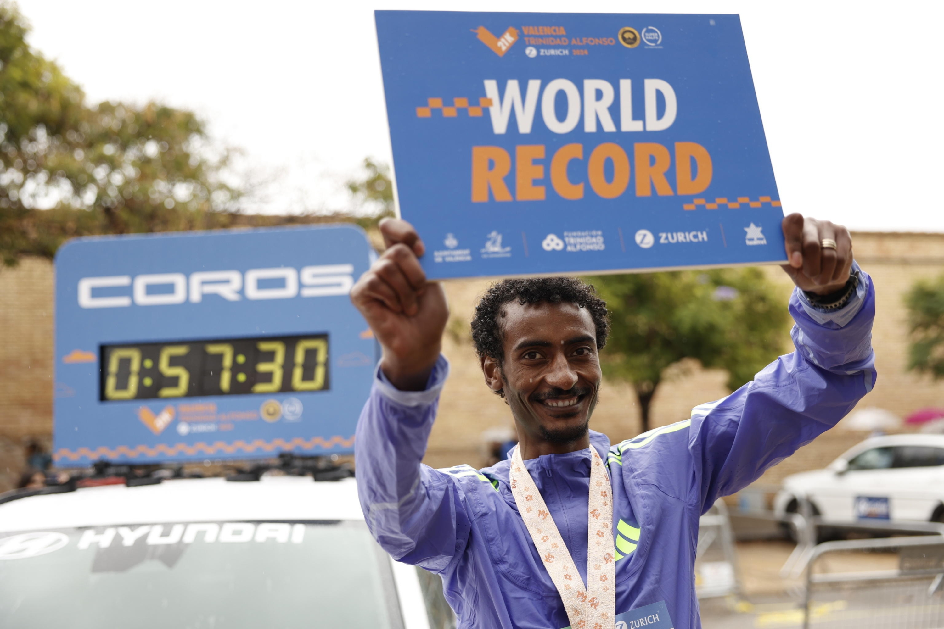 epaselect epa11686442 Ethiopian athlete Yomif Kejelcha poses after finishing with a new world record with a time of 57 minutes and 30 seconds, during the Valencia's Half Marathon held in Valencia, eastern Spain, 27 October 2024.  EPA/Biel Alino