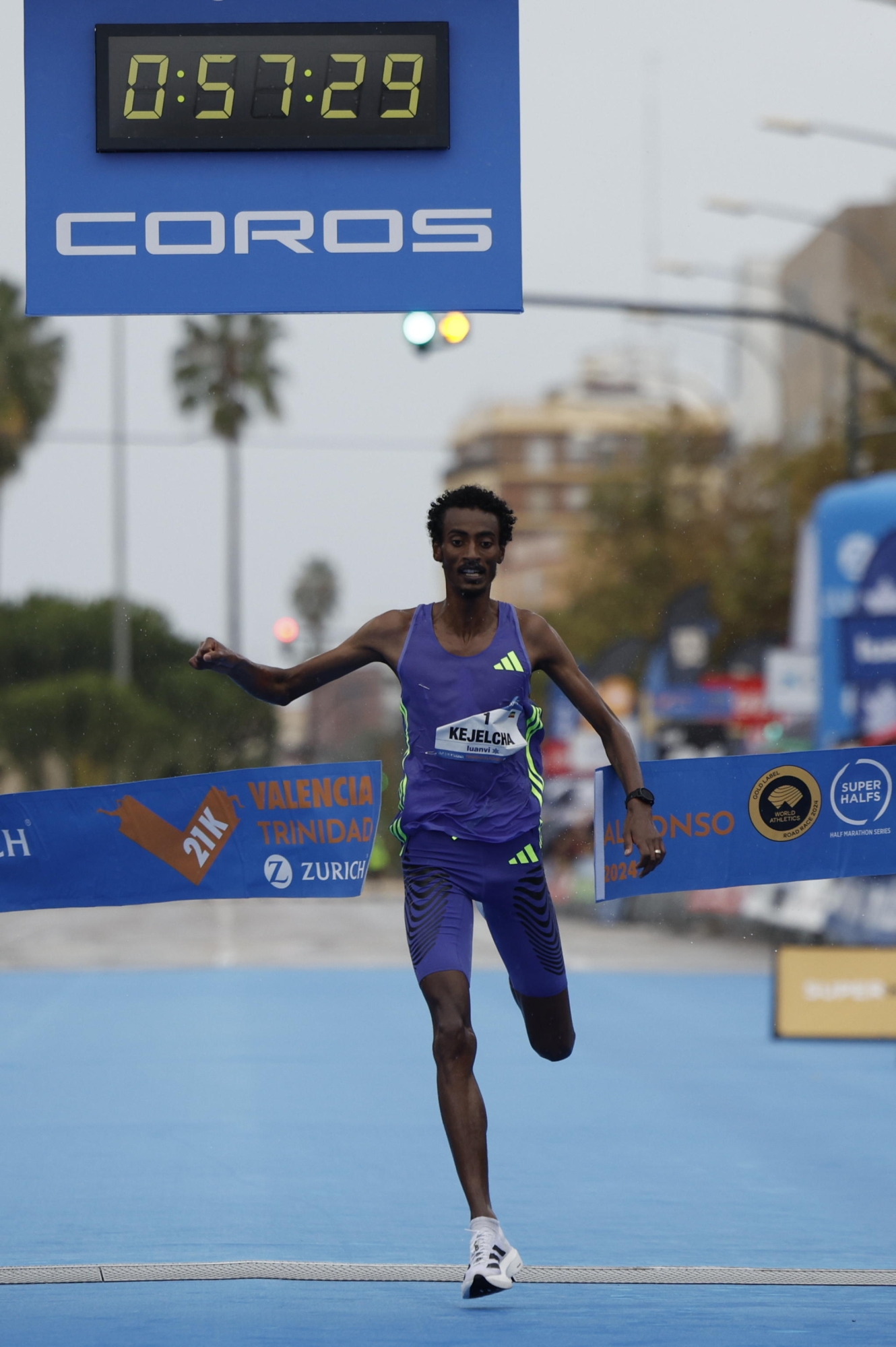 epa11686358 Ethiopian athlete Yomif Kejelcha crosses the finishing line to win the Valencia's Half Marathon held in Valencia, eastern Spain, 27 October 2024. Kejelcha broke a new world record with a time of 57 minutes and 30 seconds in Valencia.  EPA/Biel Alino