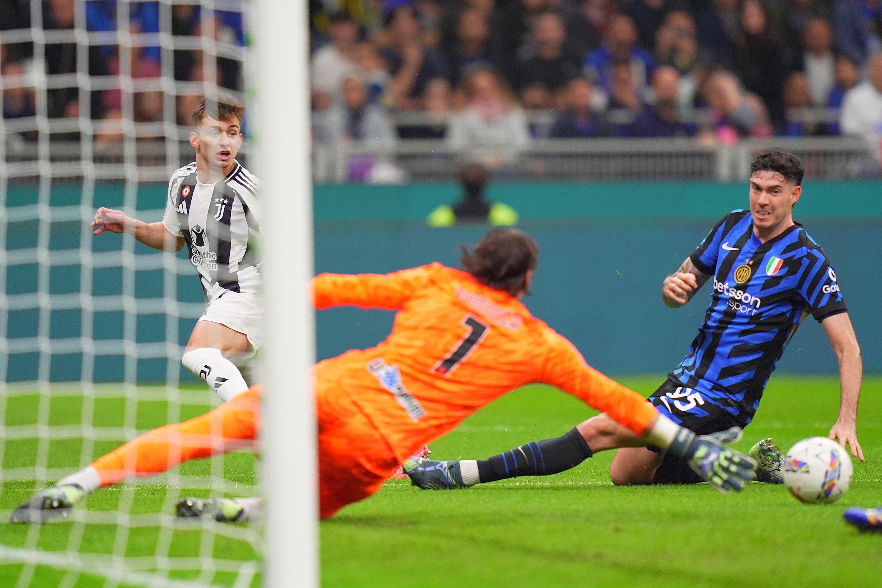 Inter Milan?s Alessandro Bastoni  fight for the ball with Juventus' Francisco Conceicao   during  the Serie A soccer match between Inter and Juventus at the San Siro Stadium in Milan, North Italy - Sunday, October  27 , 2024. Sport - Soccer . (Photo by Spada/Lapresse)