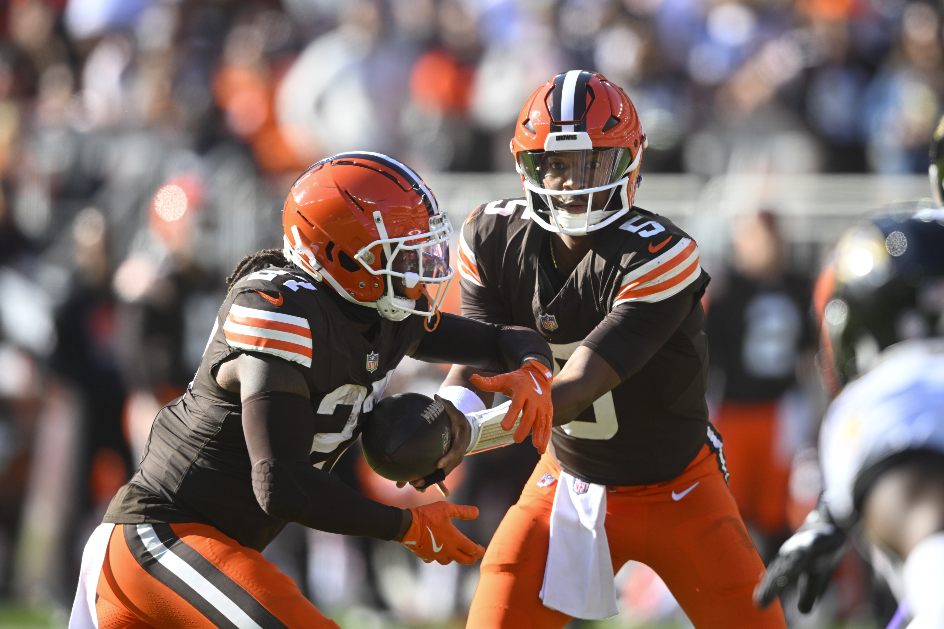 Cleveland Browns quarterback Jameis Winston (5) hands off to running back D'Onta Foreman (27) during the second half of an NFL football game against the Baltimore Ravens in Cleveland, Sunday, Oct. 27, 2024. (AP Photo/David Richard)