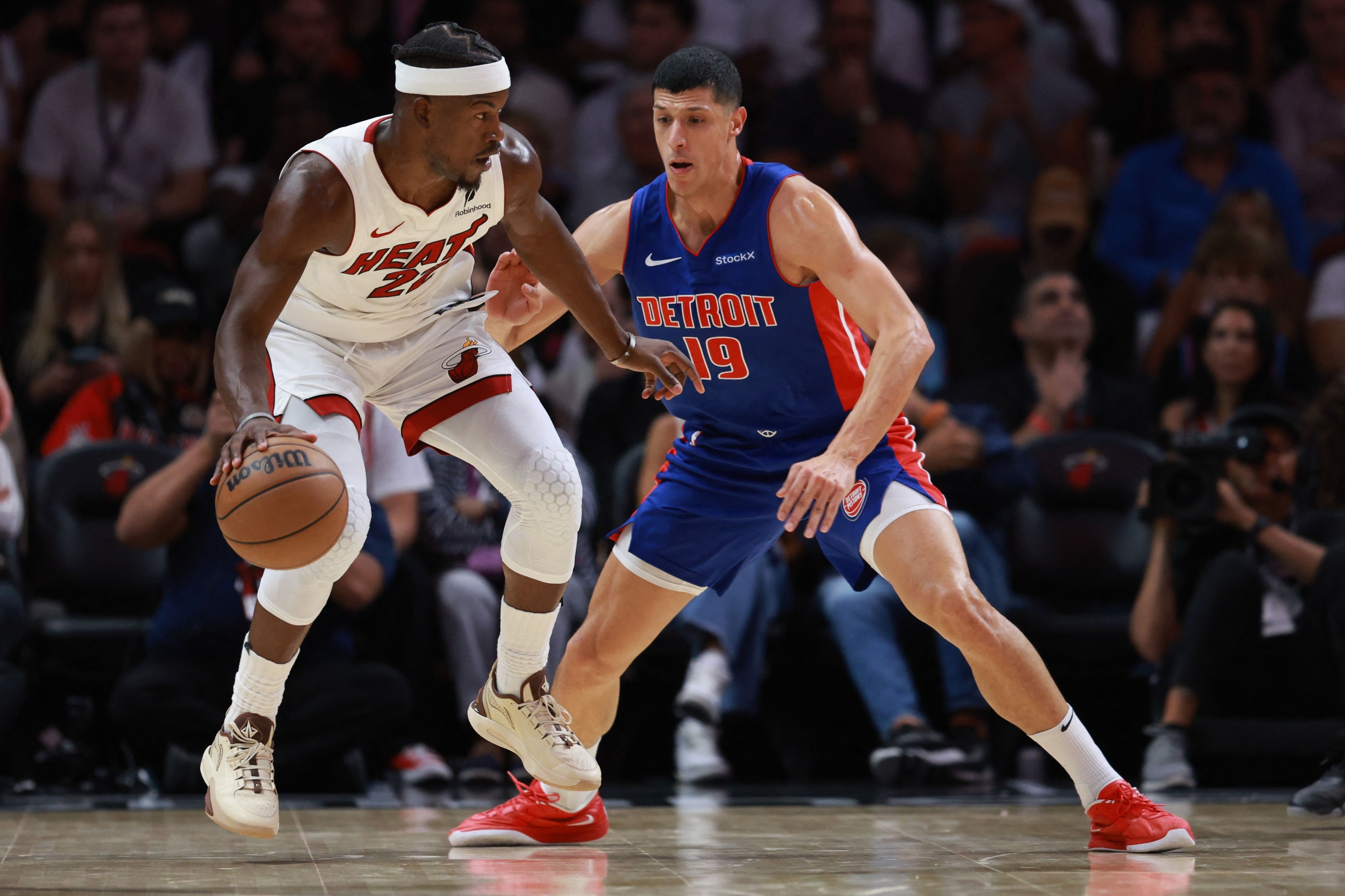  Jimmy Butler #22 of the Miami Heat dribbles around Simone Fontecchio #19 of the Detroit Pistons during the first half at Kaseya Center on October 28, 2024 in Miami, Florida. NOTE TO USER: User expressly acknowledges and agrees that, by downloading and or using this photograph, User is consenting to the terms and conditions of the Getty Images License Agreement.   Carmen Mandato/Getty Images/AFP (Photo by Carmen Mandato / GETTY IMAGES NORTH AMERICA / Getty Images via AFP)