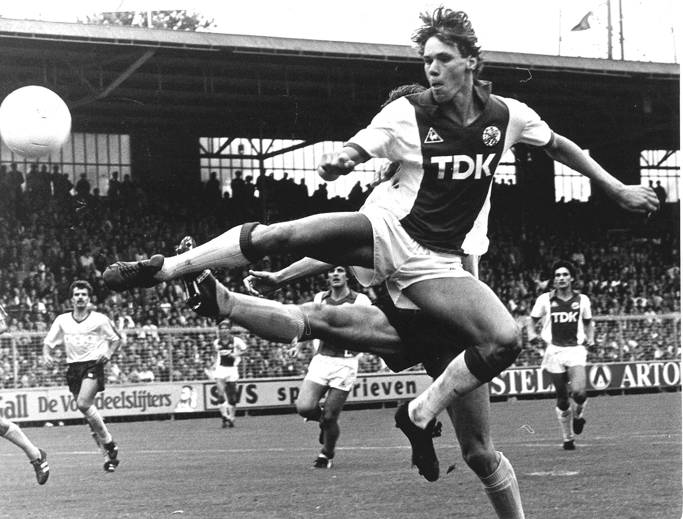 1983-10-02 12:00:00 Ajax-FC Groningen 1-1. Marco van Basten van Ajax probeert hier met de buitenkant van de voet te scoren. (Photo by COR MULDER / ANP MAG / ANP via AFP)