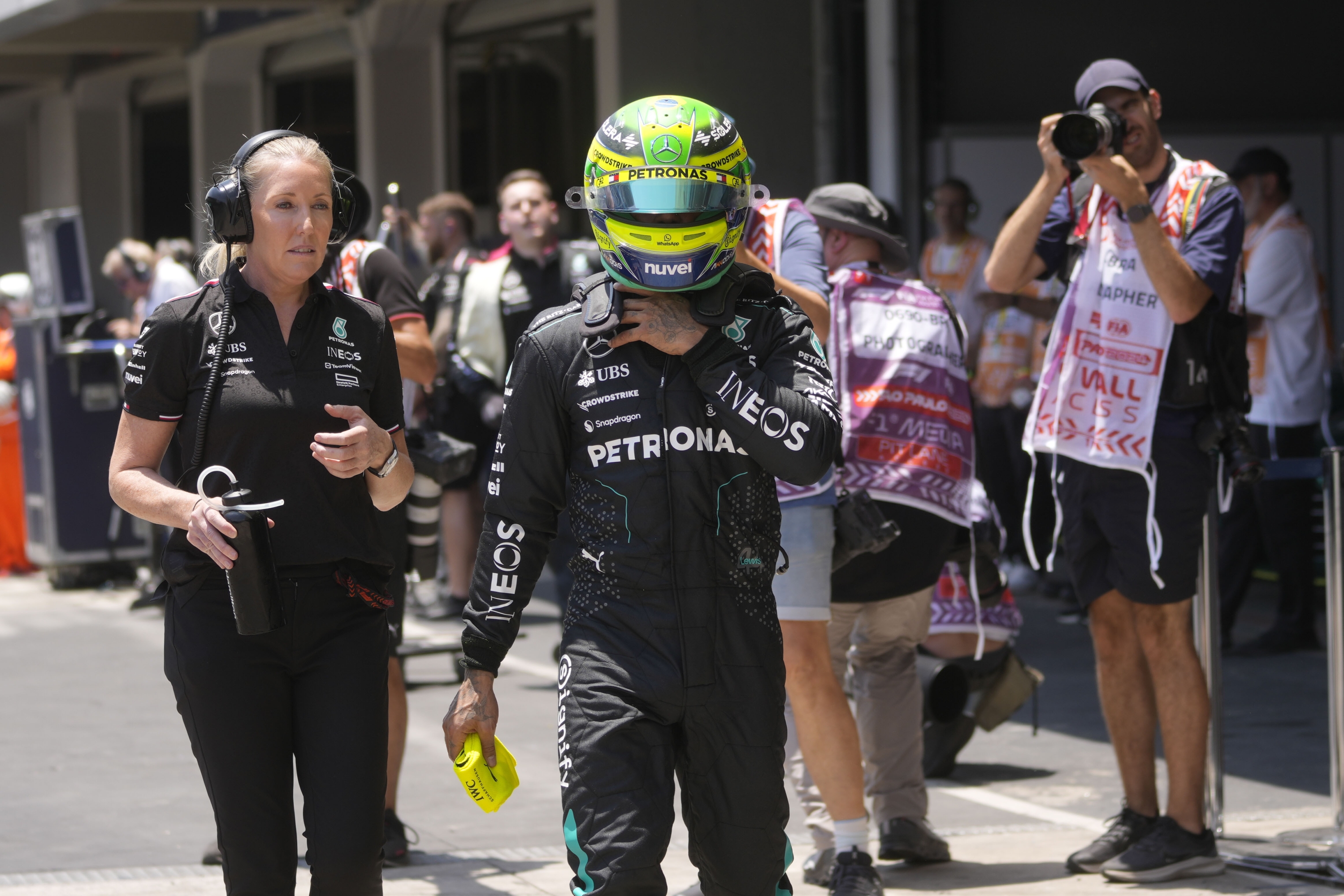 Il pilota britannico Lewis Hamilton della Mercedes attraversa i box durante le prime prove libere in vista del Gran Premio di Formula 1 del Brasile, sul circuito di Interlagos a San Paolo, Brasile, venerdì 1 novembre 2024. (AP Photo/Andre Penner)