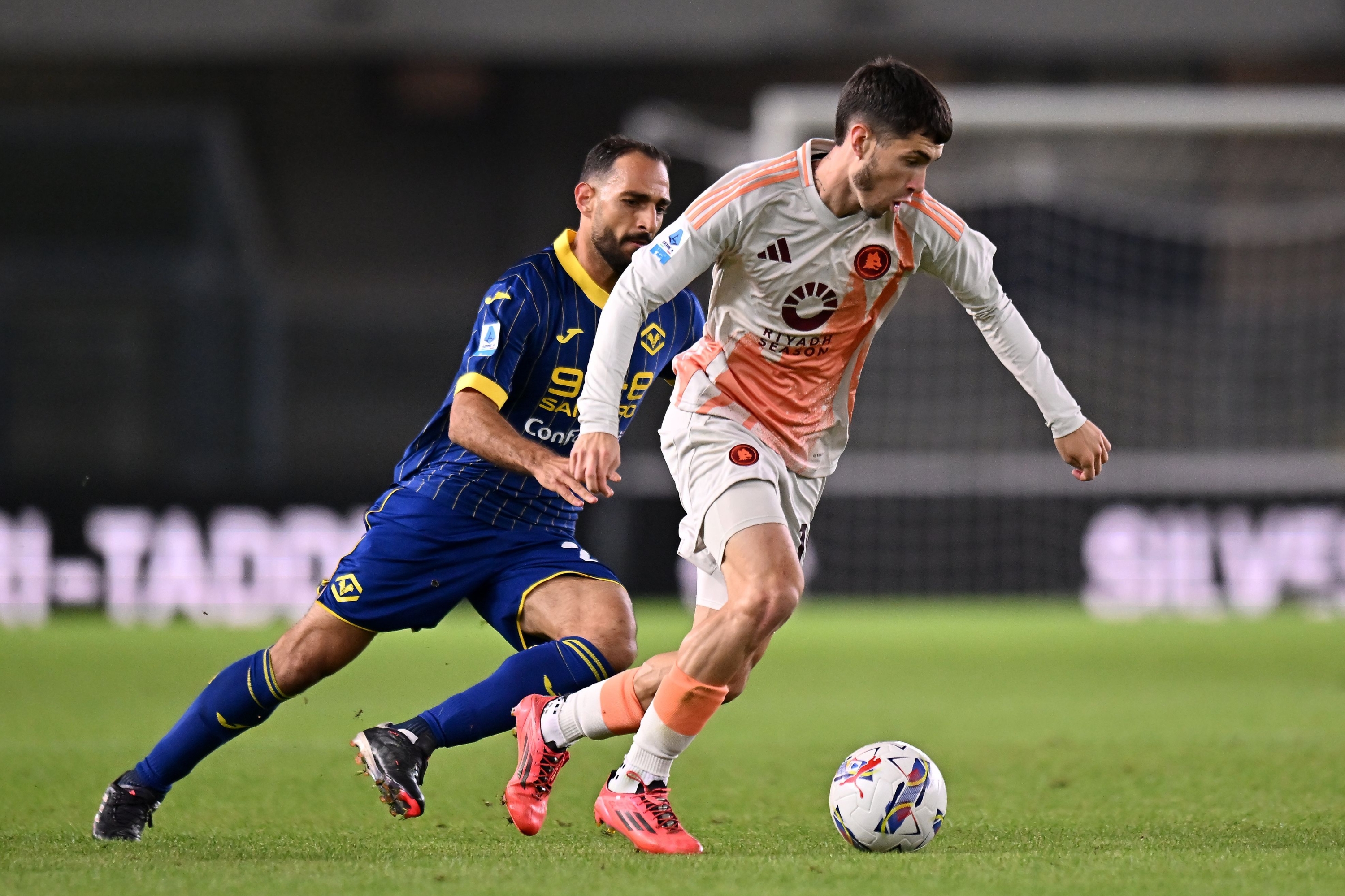 VERONA, ITALY - NOVEMBER 03: Matías Soulé of AS Roma during the Serie A match between Verona and AS Roma at Stadio Marcantonio Bentegodi on November 03, 2024 in Verona, Italy. (Photo by Alessandro Sabattini/Getty Images)