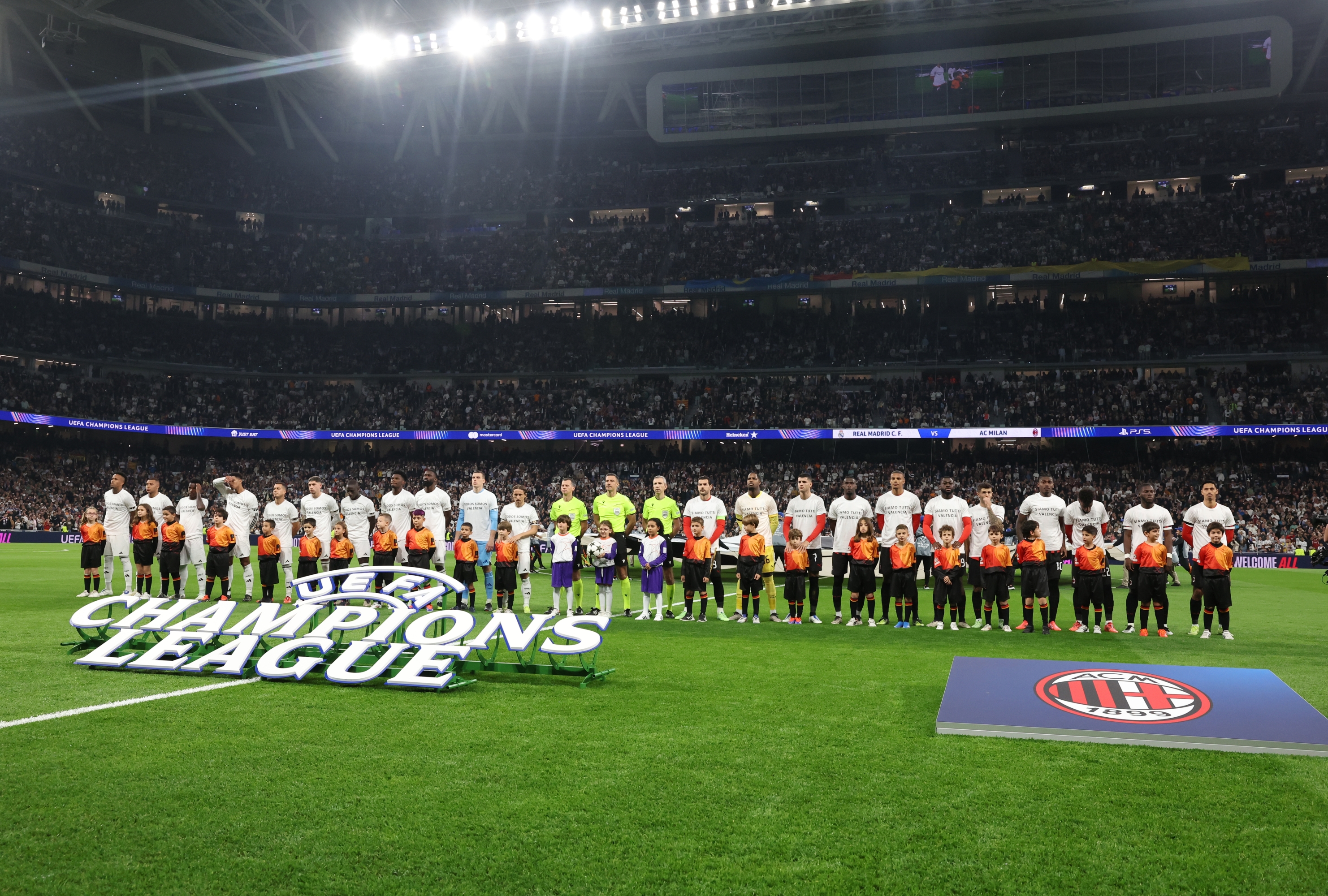 MADRID, SPAIN - NOVEMBER 05:  Players of AC Milan and players of Real Madrid C.F. observe during a minute of silence in honor of the victims of the Valencia floods prior to the UEFA Champions League 2024/25 League Phase MD4 match between Real Madrid C.F. and AC Milan at Estadio Santiago Bernabeu on November 05, 2024 in Madrid, Spain. (Photo by Claudio Villa/AC Milan via Getty Images)