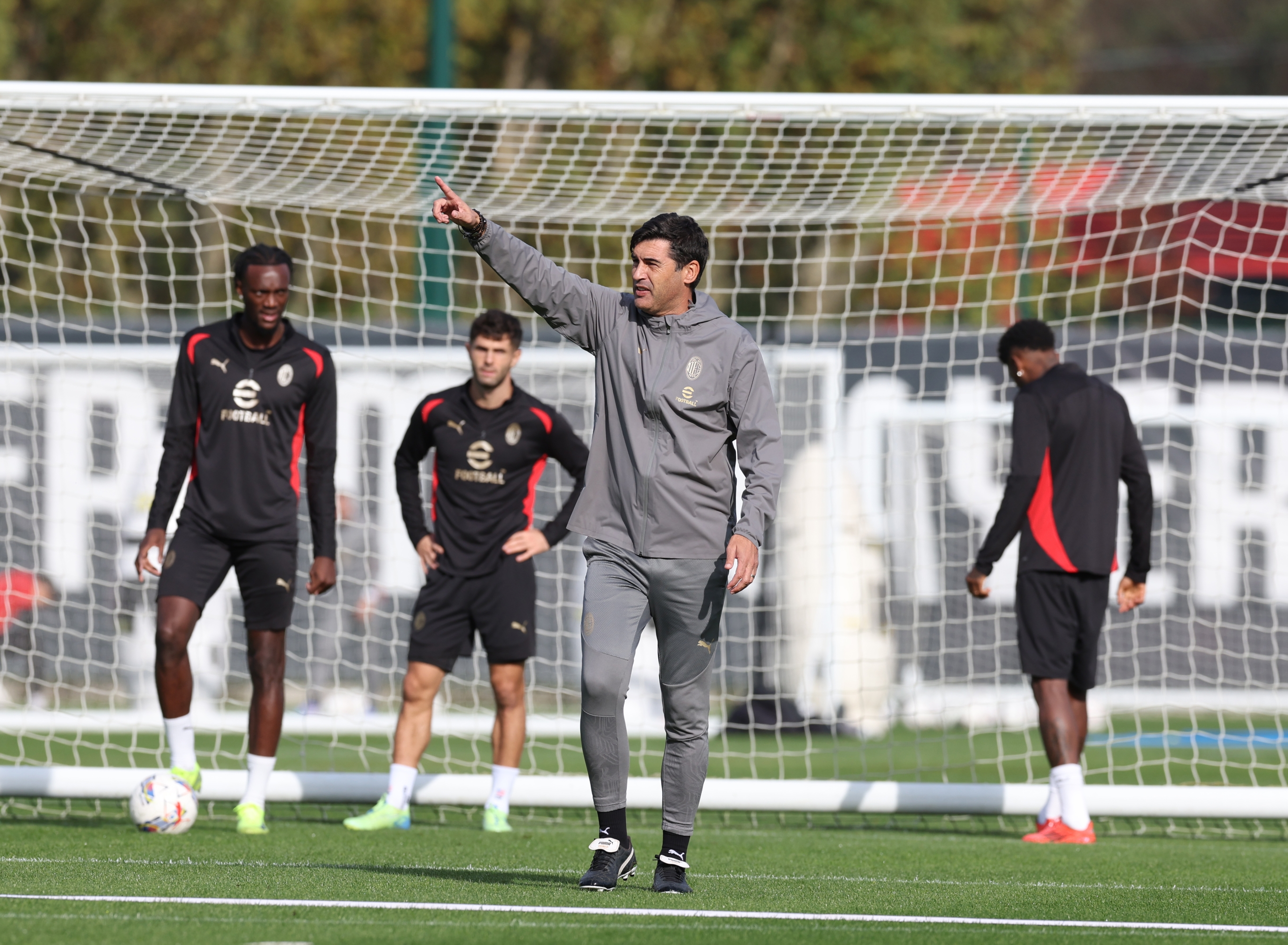 CAIRATE, ITALY - NOVEMBER 07: Head coach AC Milan Paulo Fonseca reacts during AC Milan training session at Milanello on November 07, 2024 in Cairate, Italy. (Photo by Claudio Villa/AC Milan via Getty Images)