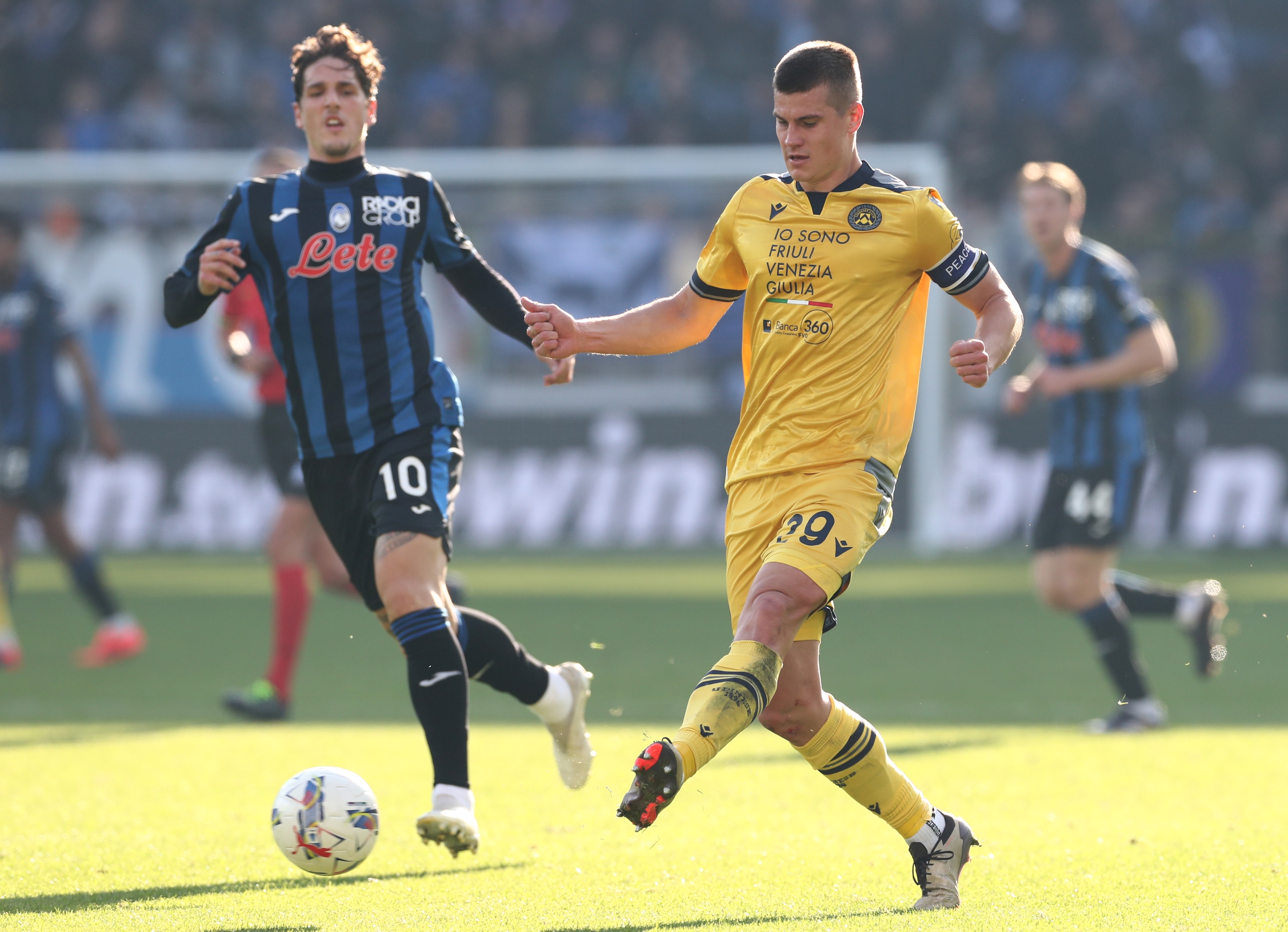 BERGAMO, ITALY - NOVEMBER 10: Jaka Bijol of Udinese makes a pass whilst under pressure from Nicolo Zaniolo of Atalanta during the Serie A match between Atalanta and Udinese at Gewiss Stadium on November 10, 2024 in Bergamo, Italy. (Photo by Marco Luzzani/Getty Images)