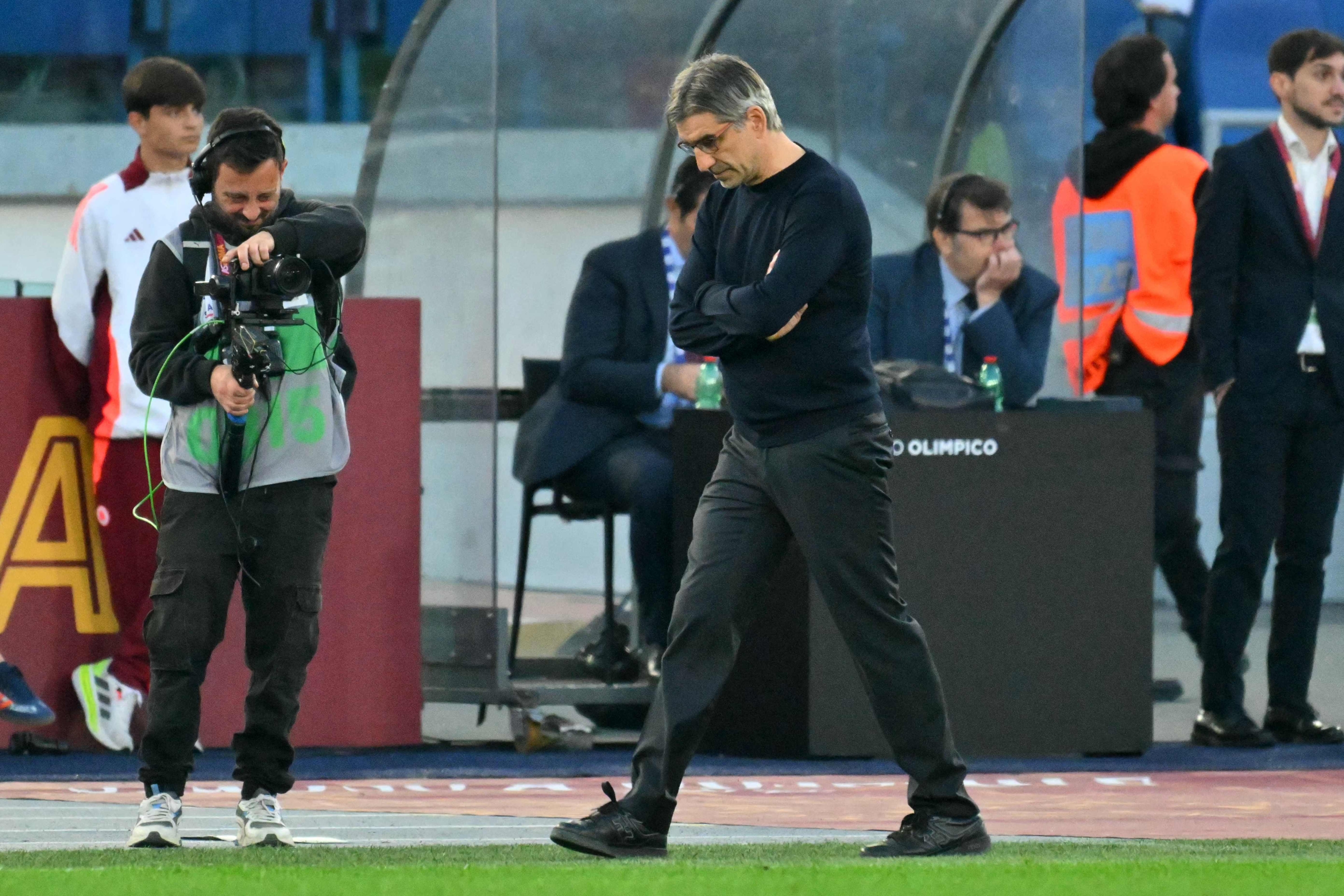 Roma's headcoach Ivan Juric looks on during the Italian Serie A football match between AS Roma and Bologna FC at the Olympic Stadium in Rome on November 10, 2024. (Photo by Andreas SOLARO / AFP)