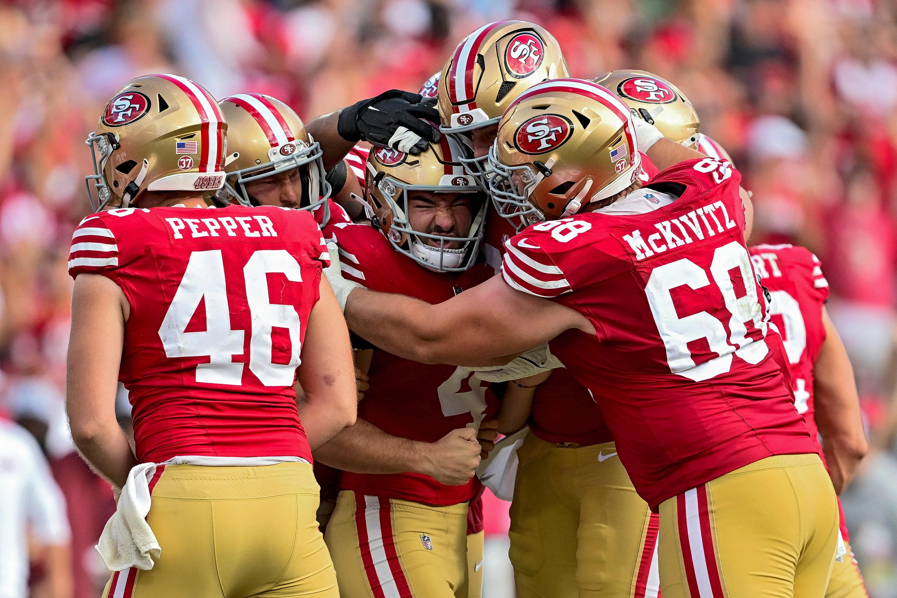 TAMPA, FLORIDA - NOVEMBER 10: Jake Moody #4 of the San Francisco 49ers celebrates with teammates after scoring the game winning field goal during the fourth quarter against the Tampa Bay Buccaneers at Raymond James Stadium on November 10, 2024 in Tampa, Florida.   Julio Aguilar/Getty Images/AFP (Photo by Julio Aguilar / GETTY IMAGES NORTH AMERICA / Getty Images via AFP)