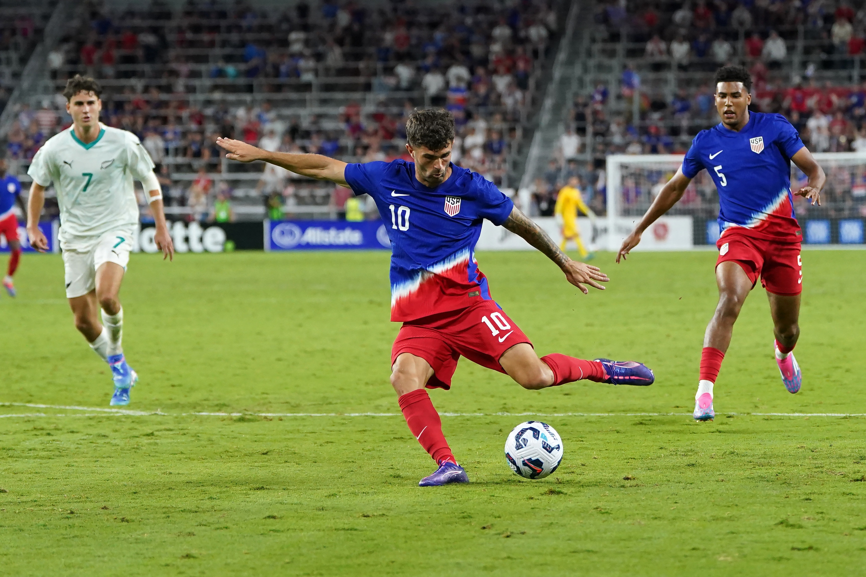 CINCINNATI, OHIO - SEPTEMBER 10: Christian Pulisic #10 of the United States attempts a shot on goal in the second half against New Zealand during an international friendly match at TQL Stadium on September 10, 2024 in Cincinnati, Ohio.   Dylan Buell/Getty Images/AFP (Photo by Dylan Buell / GETTY IMAGES NORTH AMERICA / Getty Images via AFP)