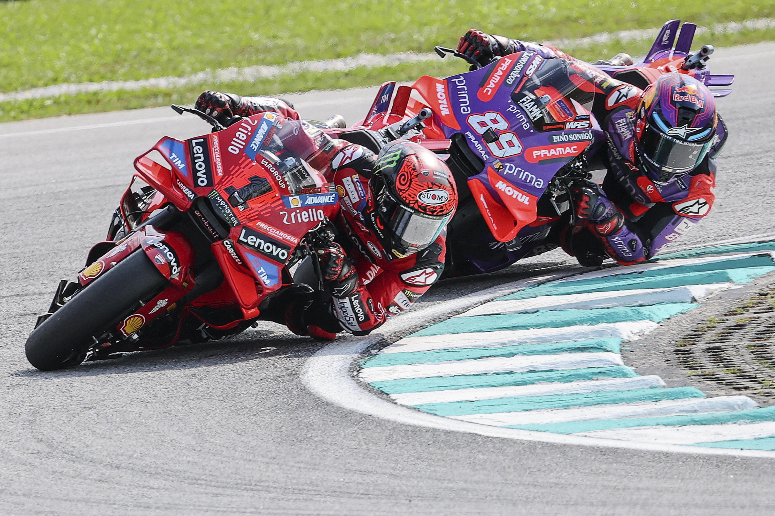 epa11698470 Spanish MotoGP rider Jorge Martin (R) of Prima Pramac Racing Team and Italian MotoGP rider Francesco Bagnaia (L) of Ducati Lenovo in action during the Malaysia Motorcycling Grand Prix 2024 at the Petronas Sepang International Circuit, in Sepang, Malaysia, 03 November 2024.  EPA/FAZRY ISMAIL