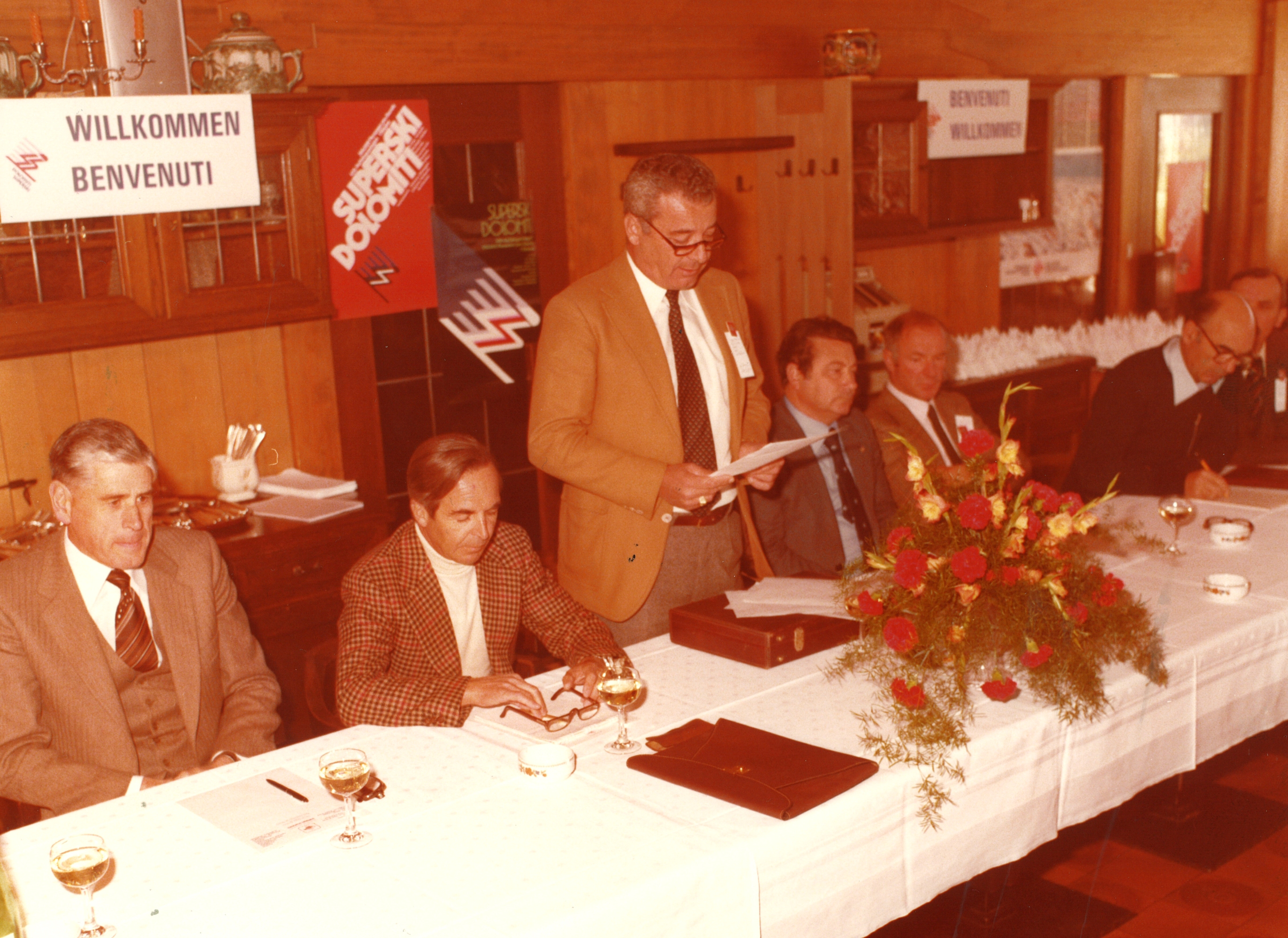 dolomiti superski riunione 1979: da sinistra sconosciuto, erich kostner, gianni marzola, carlo valentino, ascanio menardi, sconosciuto