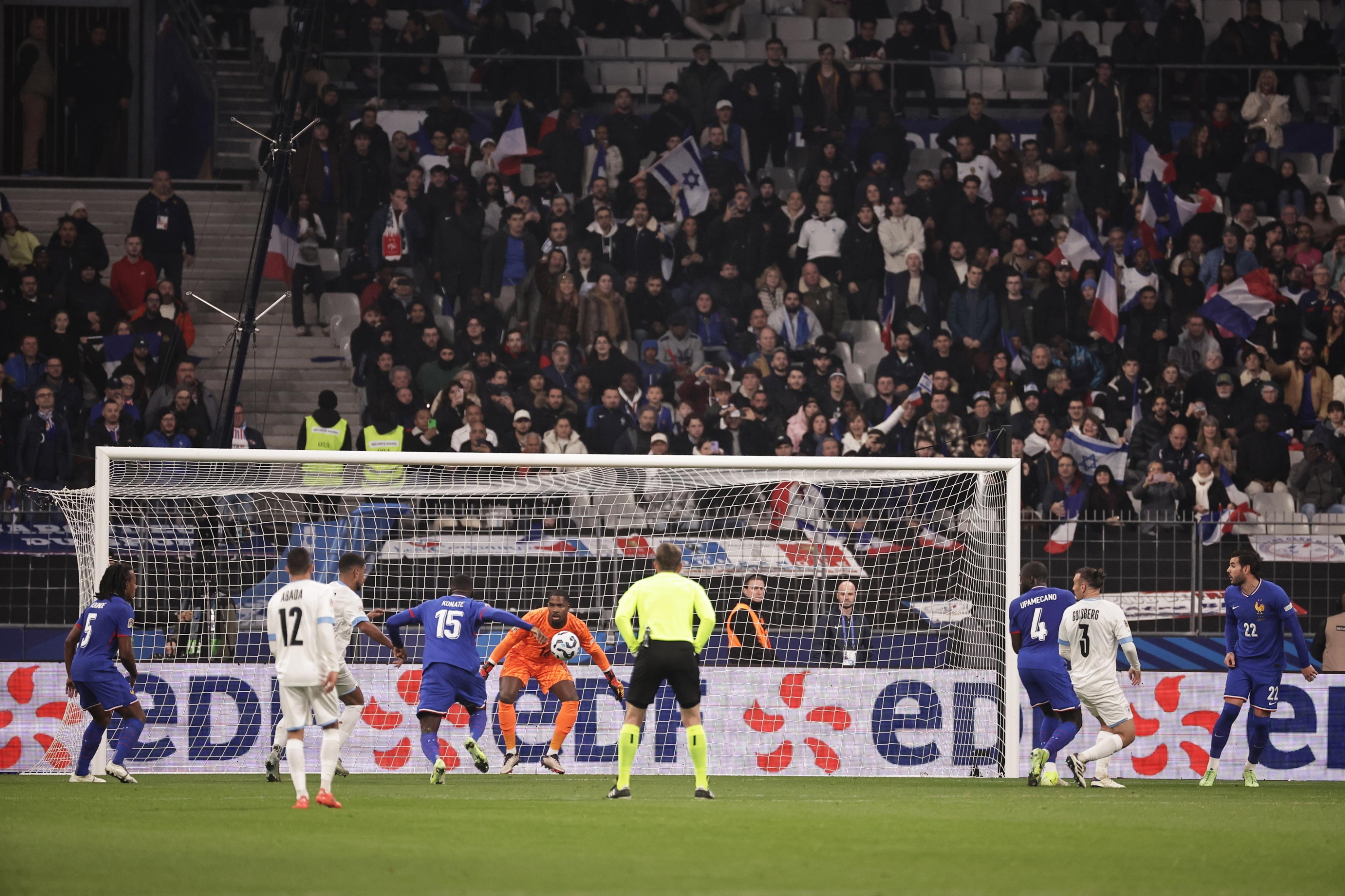 epa11721601 Goalkeeper Mike Maignan of France (C) in action during the UEFA Nations League soccer match between France and Israel in Saint-Denis, France, 14 November 2024.  EPA/CHRISTOPHE PETIT TESSON