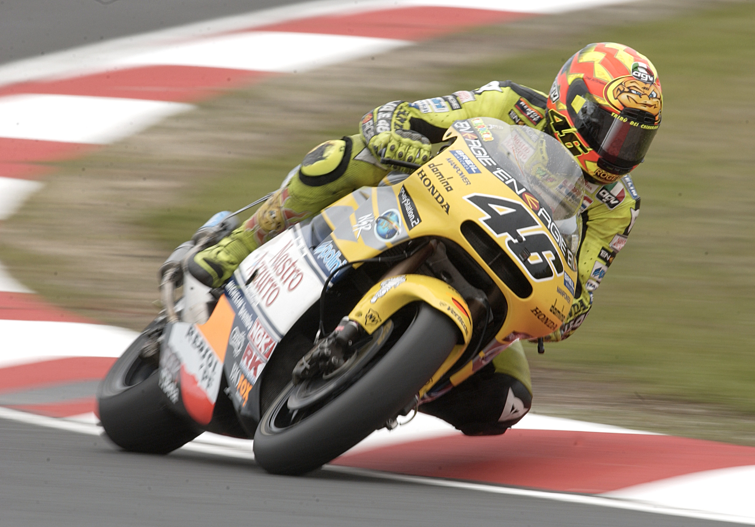 12 Oct 2001:  Valentino Rossi of Italy and Honda in action during the first practice session for the Qantas Australian 500cc Grand Prix, to be held at the Phillip Island Circuit, Australia.  DIGITAL IMAGE Mandatory Credit: Robert Cianflone/ALLSPORT