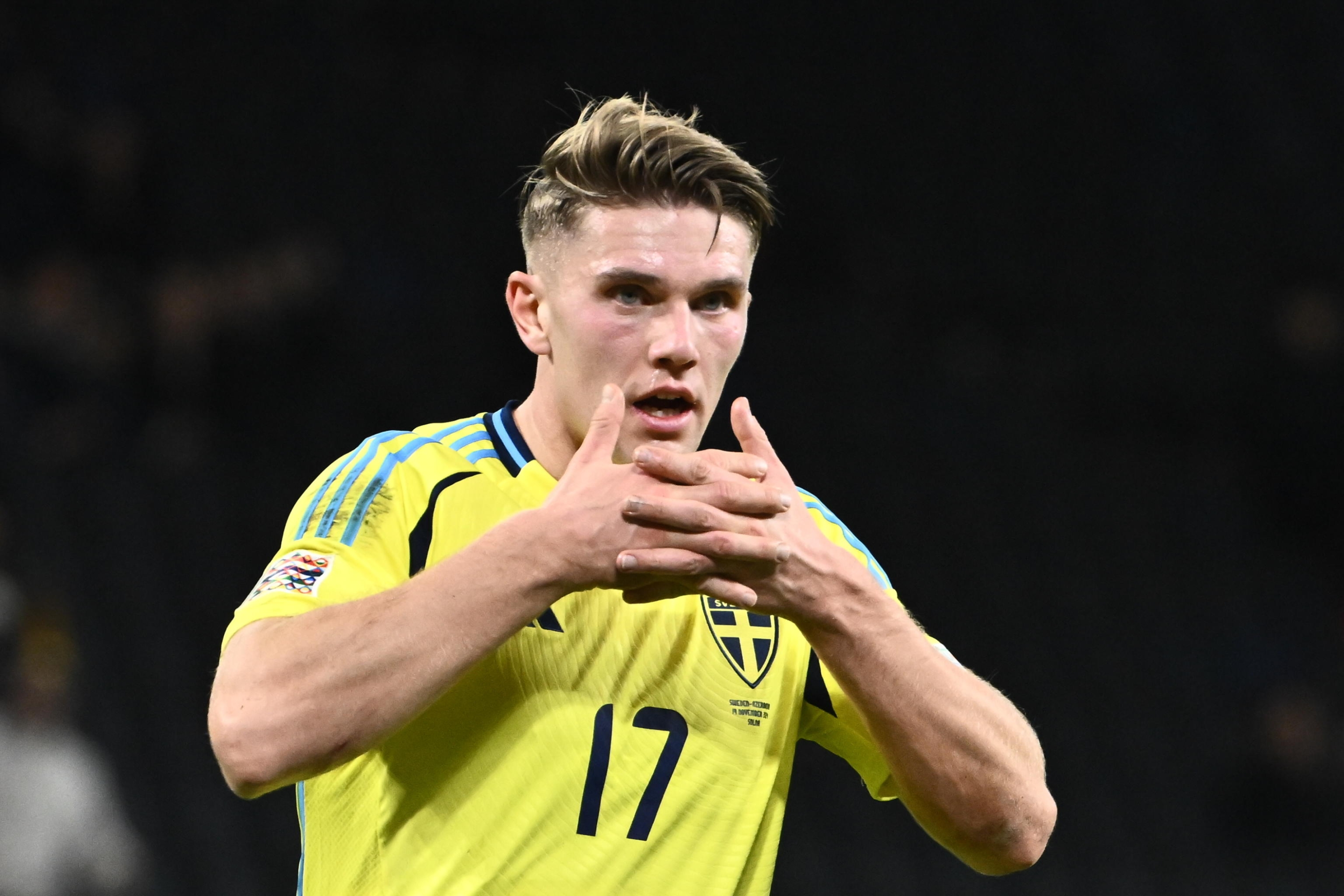 epa11729821 Sweden's Viktor Gyokeres celebrates scoring the 3-0 during the UEFA Nations League match between Sweden and Azerbaijan at Strawberry Arena in Stockholm, Sweden, 19 November 2024.  EPA/Claudio Bresciani  SWEDEN OUT