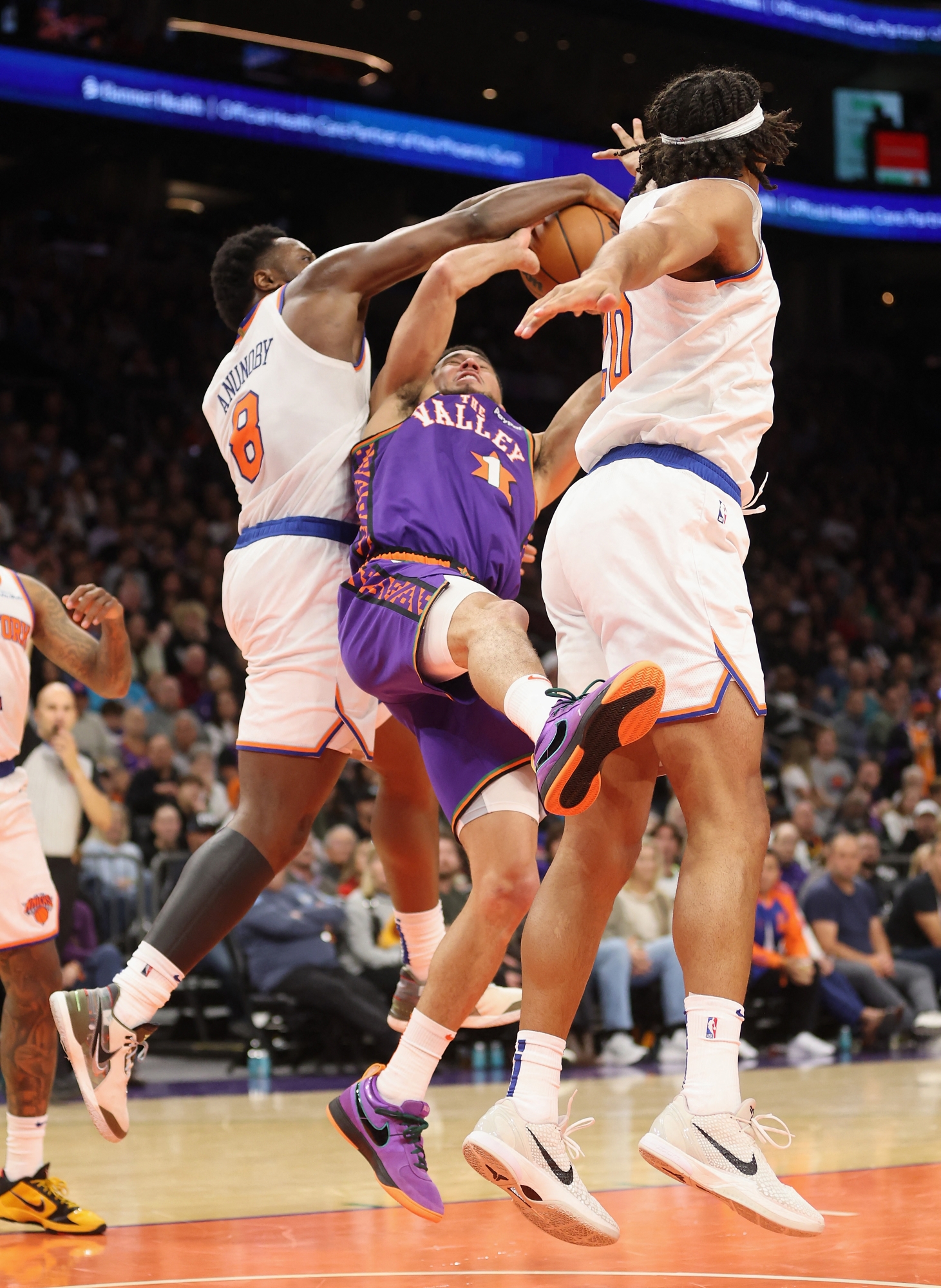  Devin Booker #1 of the Phoenix Suns attempts a shot against OG Anunoby #8 of the New York Knicks during the second half of the NBA game at Footprint Center on November 20, 2024 in Phoenix, Arizona. NOTE TO USER: User expressly acknowledges and agrees that, by downloading and/or using this photograph, user is consenting to the terms and conditions of the Getty Images License Agreement.   Christian Petersen/Getty Images/AFP (Photo by Christian Petersen / GETTY IMAGES NORTH AMERICA / Getty Images via AFP)