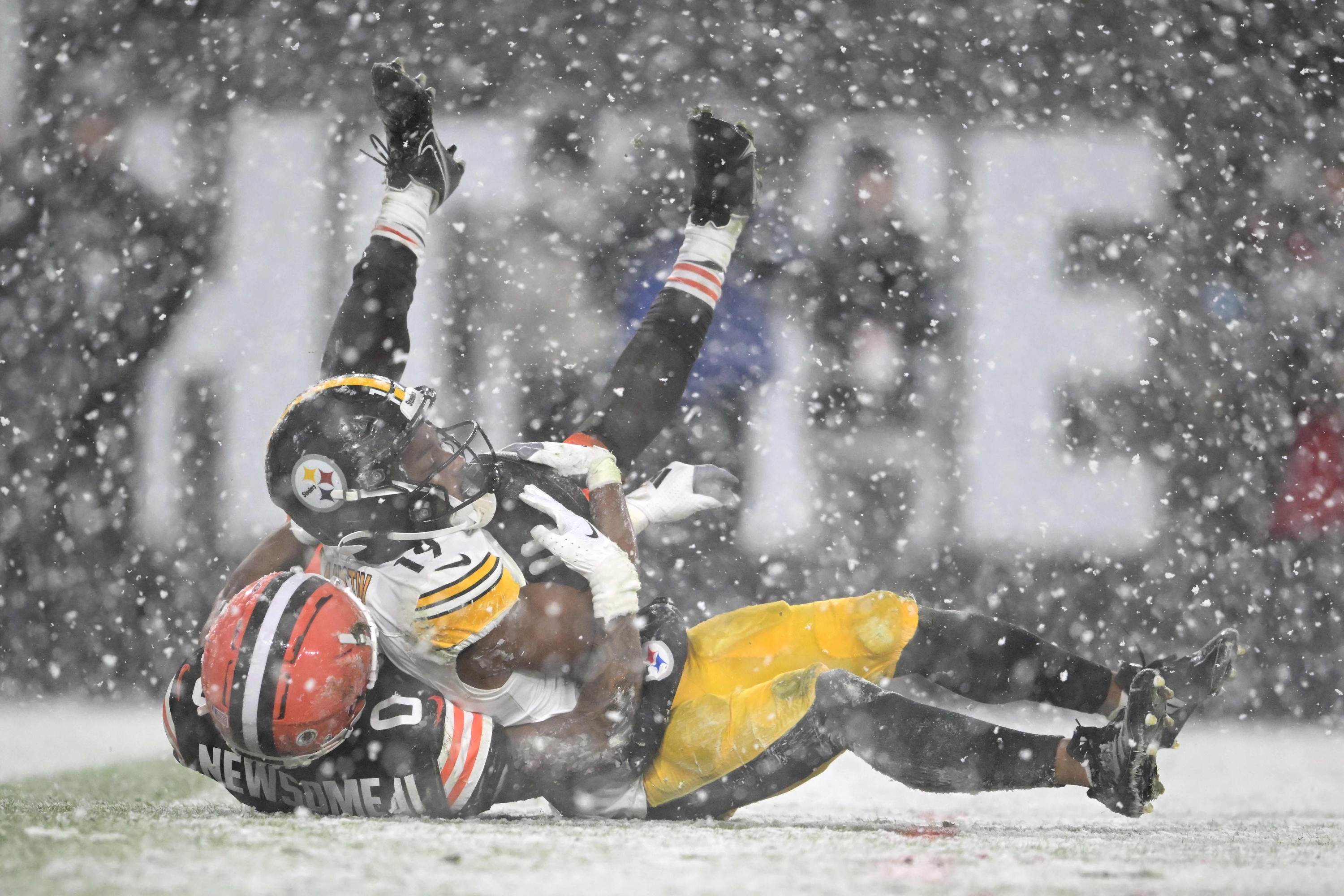 CLEVELAND, OHIO - NOVEMBER 21: Calvin Austin III #19 of the Pittsburgh Steelers catches a 23 yard touchdown against Greg Newsome II #0 of the Cleveland Browns during the fourth quarter in the game at Huntington Bank Field on November 21, 2024 in Cleveland, Ohio.   Nick Cammett/Getty Images/AFP (Photo by Nick Cammett / GETTY IMAGES NORTH AMERICA / Getty Images via AFP)