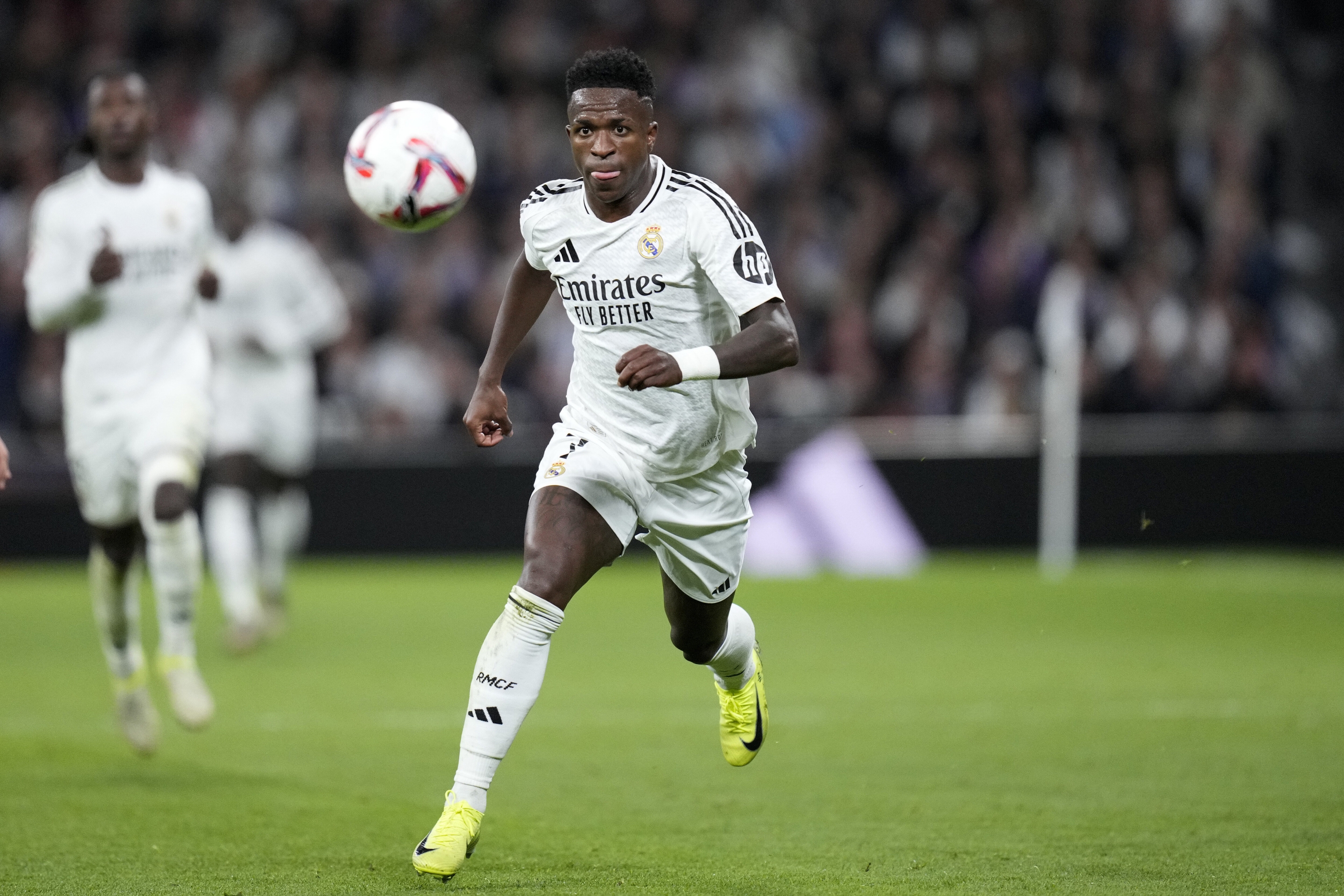 Real Madrid's Vinicius Junior runs with the ball during a Spanish La Liga soccer match between Real Madrid and Barcelona at the Santiago Bernabeu stadium in Madrid, Spain, Saturday, Oct. 26, 2024. (AP Photo/Bernat Armangue)    Associated Press / LaPresse Only italy and Spain