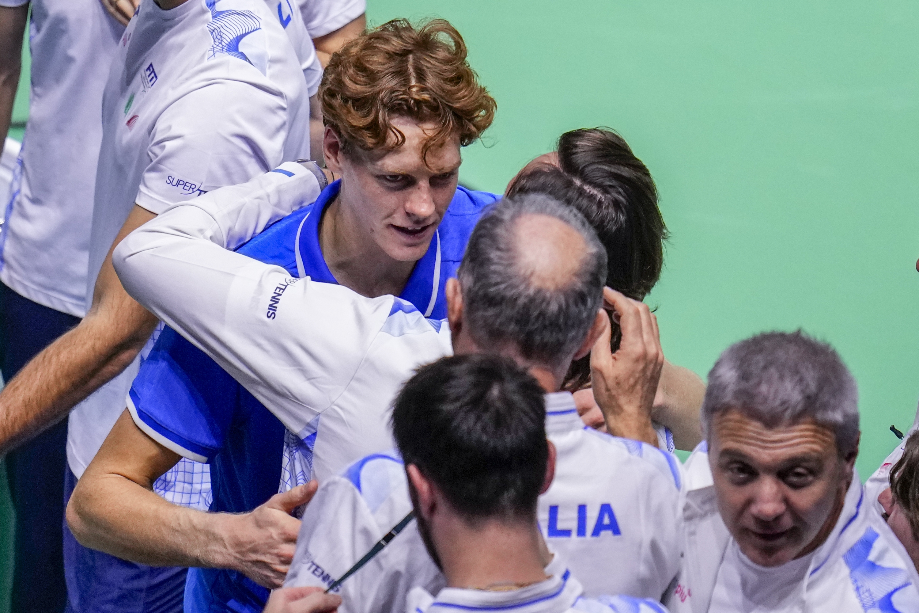 Italy's Jannik Sinner celebrates after winning against Australia's Alex de Minaur during the Davis Cup semifinal at the Martin Carpena Sports Hall in Malaga, southern Spain, on Saturday, Nov. 23, 2024. (AP Photo/Manu Fernandez)