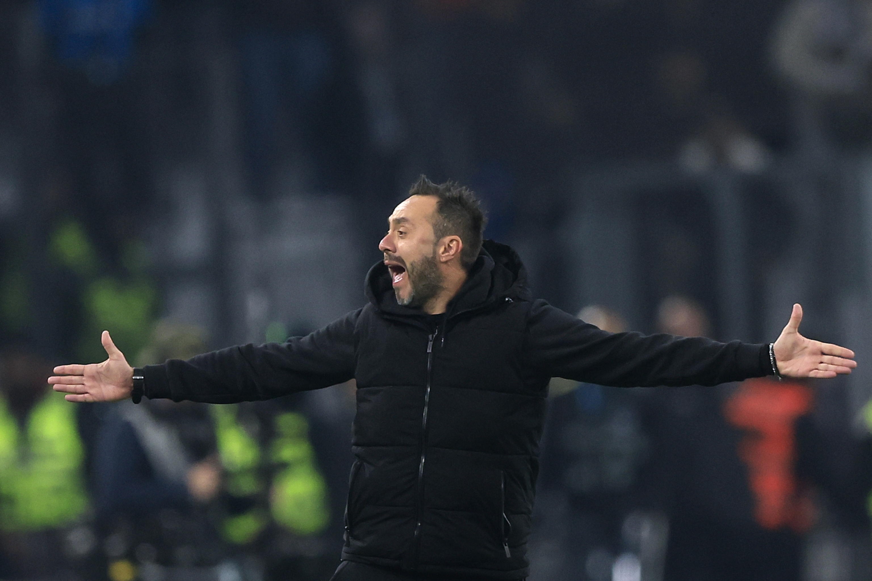 epa11752432 Marseille head coach Roberto De Zerbi gestures during the French Ligue 1 soccer match between Olympique de Marseille and AS Monaco in Marseille, France, 01 December 2024.  EPA/GUILLAUME HORCAJUELO