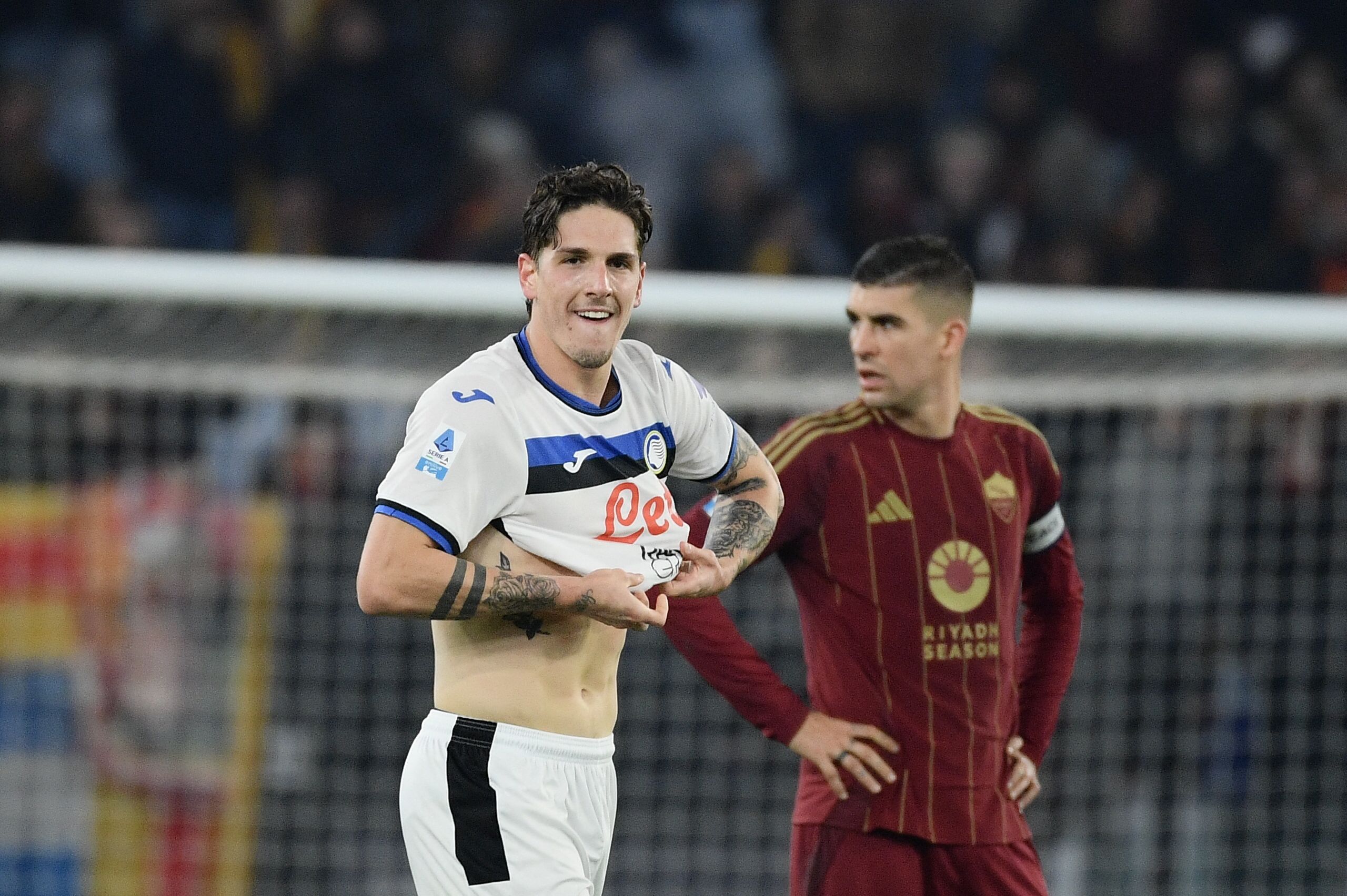 Atalanta's Italian midfielder #10 Nicolo Zaniolo (C) celebrates scoring the team's second goal during the Italian Serie A football match between AS Roma and Atalanta BC at the Olympic stadium in Rome on December 2, 2024. (Photo by Filippo MONTEFORTE / AFP)