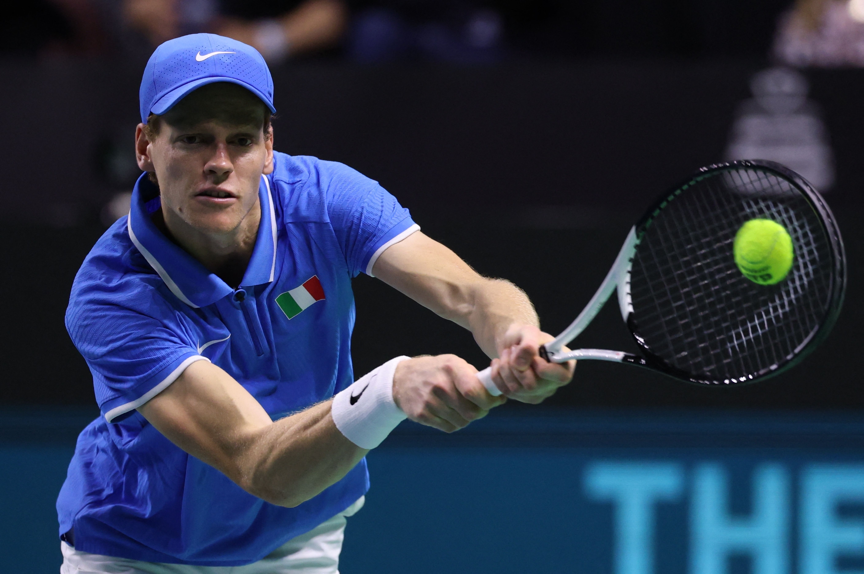 TOPSHOT - Italy's Jannik Sinner returns a shot to Netherlands' Tallon Griekspoor during their final singles match between Italy and Netherlands at the Davis Cup Finals at the Palacio de Deportes Jose Maria Martin Carpena arena in Malaga, southern Spain, on November 24, 2024. (Photo by Thomas COEX / AFP)