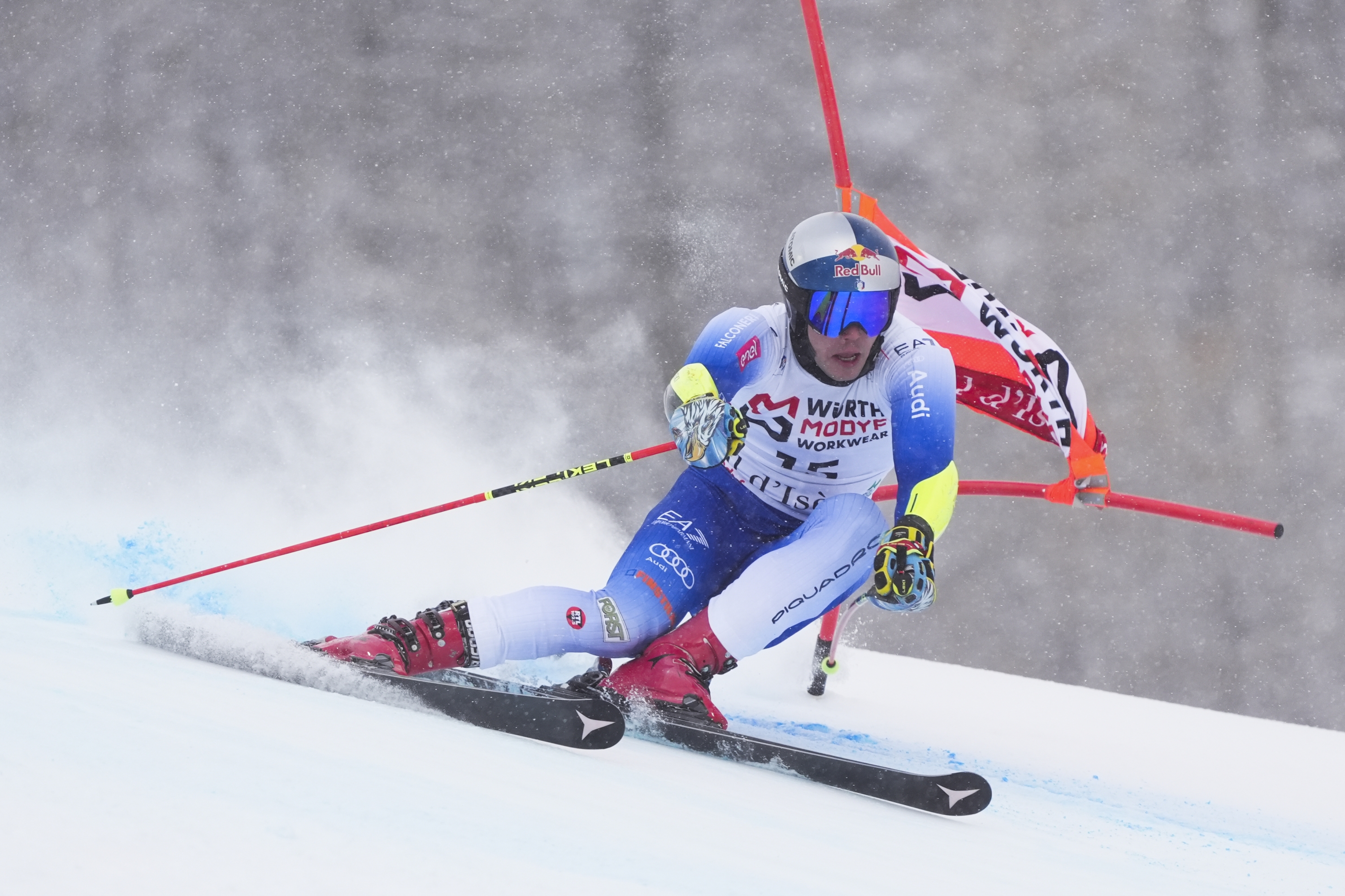 Italy's Alex Vinatzer speeds down the course during an alpine ski, men's World Cup giant slalom in Val d'Isere, France, Saturday, Dec.14, 2024. (AP Photo/Giovanni Auletta)