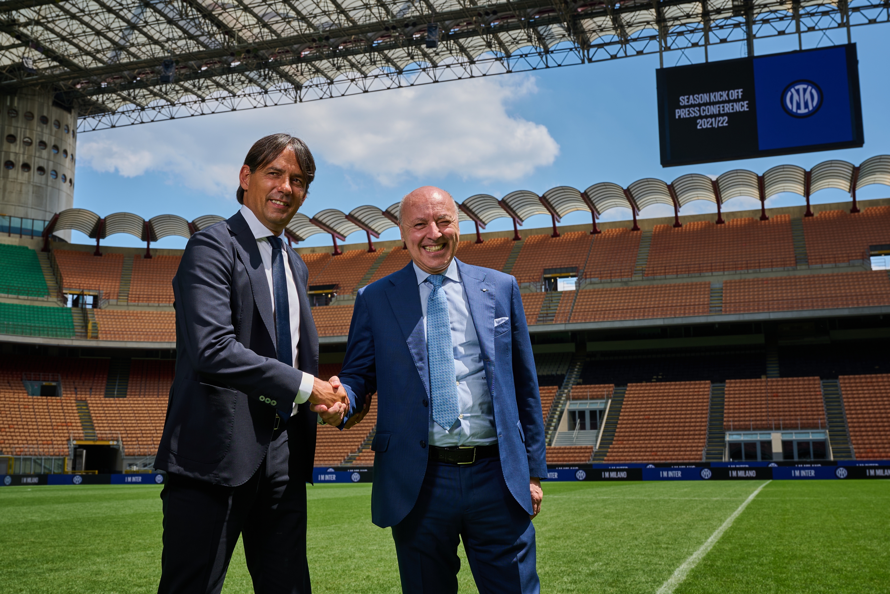 MILAN, ITALY - JULY 07: (L-R) Head Coach Simone Inzaghi of FC Internazionale, Sport CEO Giuseppe Marotta of FC Internazionale pose for a photo before a press conference during the presentation press conference of Simone Inzaghi at Giuseppe Meazza Stadium on July 07, 2021 in Milan, Italy. (Photo by Mattia Ozbot/Inter via Getty Images)