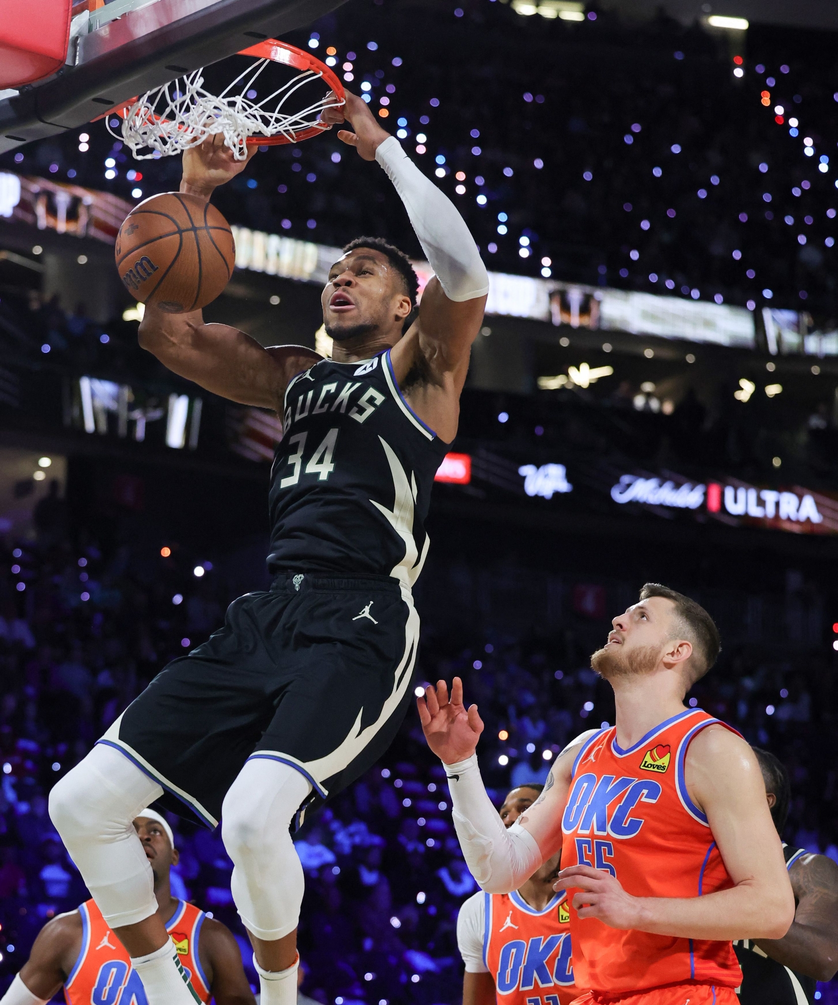 LAS VEGAS, NEVADA - DECEMBER 17: 1 Giannis Antetokounmpo #34 of the Milwaukee Bucks dunks ahead of Isaiah Hartenstein #55 of the Oklahoma City Thunder in the first quarter of the championship game of the Emirates NBA Cup at T-Mobile Arena on December 17, 2024 in Las Vegas, Nevada. The Bucks defeated the Thunder 97-81. NOTE TO USER: User expressly acknowledges and agrees that, by downloading and or using this photograph, User is consenting to the terms and conditions of the Getty Images License Agreement.   Ethan Miller/Getty Images/AFP (Photo by Ethan Miller / GETTY IMAGES NORTH AMERICA / Getty Images via AFP)