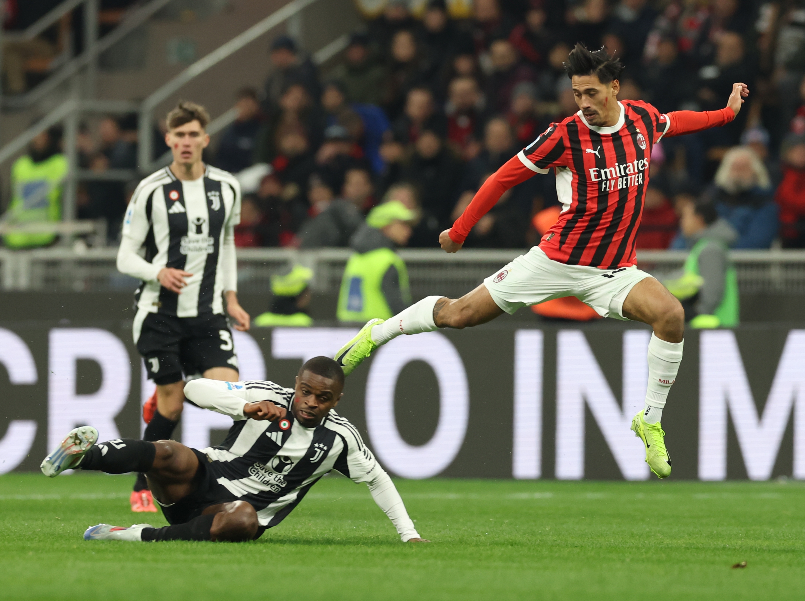 MILAN, ITALY - NOVEMBER 23: Tijjani Reijnders of AC Milan and Pierre Kalulu of Juventus compete for the ball during the Serie match between Milan and Juventus at Stadio Giuseppe Meazza on November 23, 2024 in Milan, Italy. (Photo by Claudio Villa/AC Milan via Getty Images)