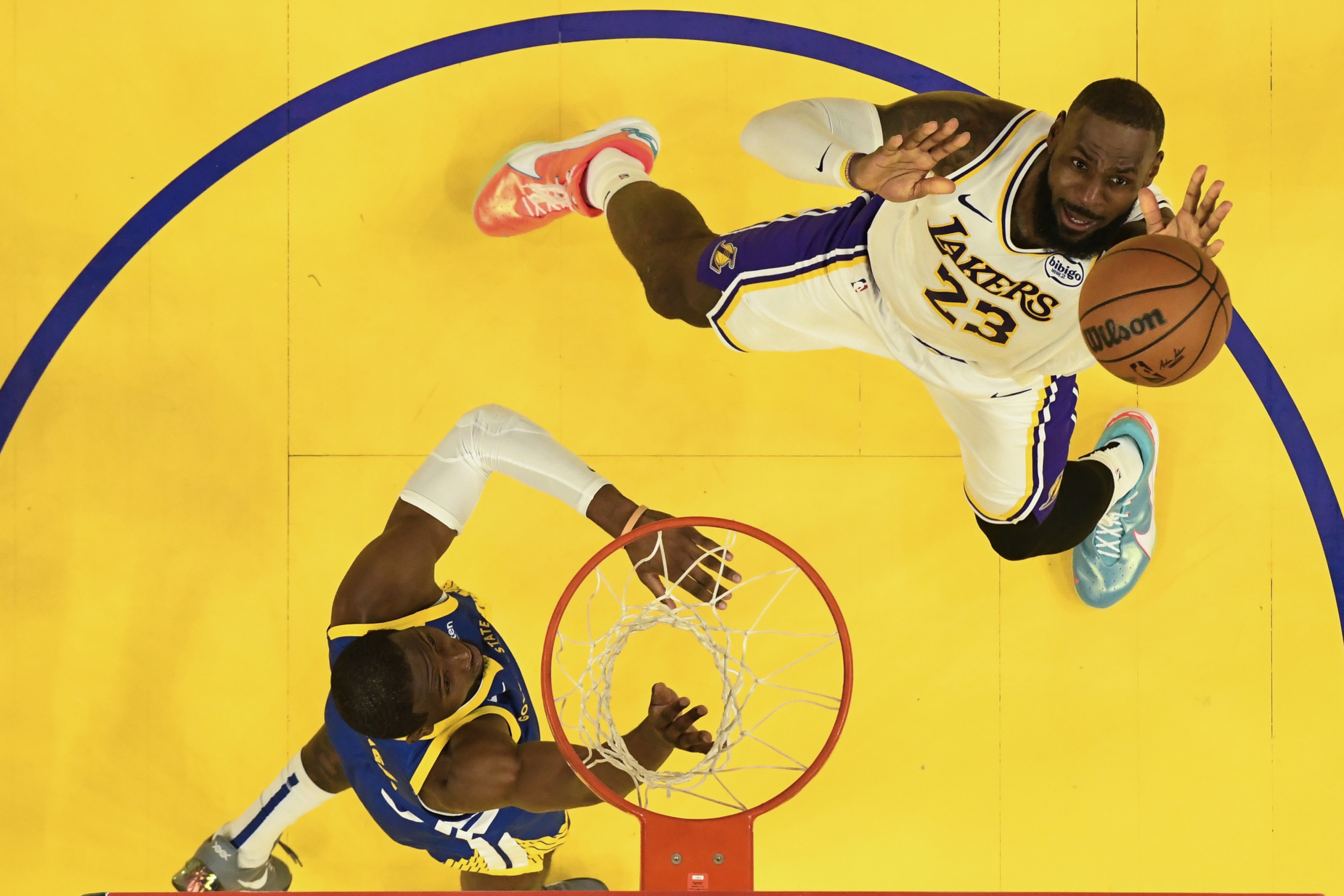 Los Angeles Lakers forward LeBron James (23) shoots over Golden State Warriors forward Jonathan Kuminga during the second half of an NBA basketball game, Wednesday, Dec. 25, 2024, in San Francisco. (AP Photo/Eakin Howard)