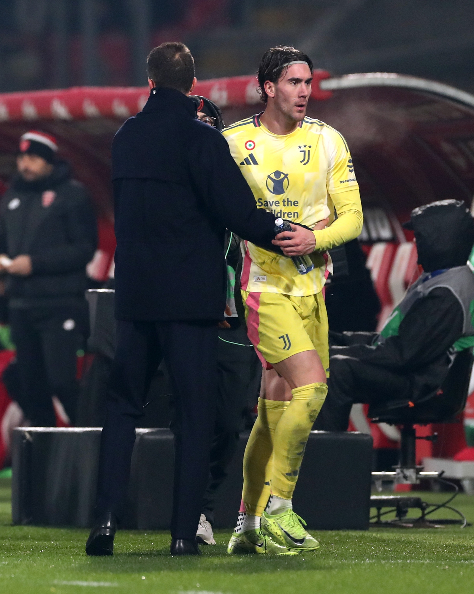 MONZA, ITALY - DECEMBER 22: Dusan Vlahovic of Juventus interacts with Head Coach Thiago Motta, after being substituted during the Serie A match between Monza and Juventus at U-Power Stadium on December 22, 2024 in Monza, Italy. (Photo by Marco Luzzani/Getty Images)