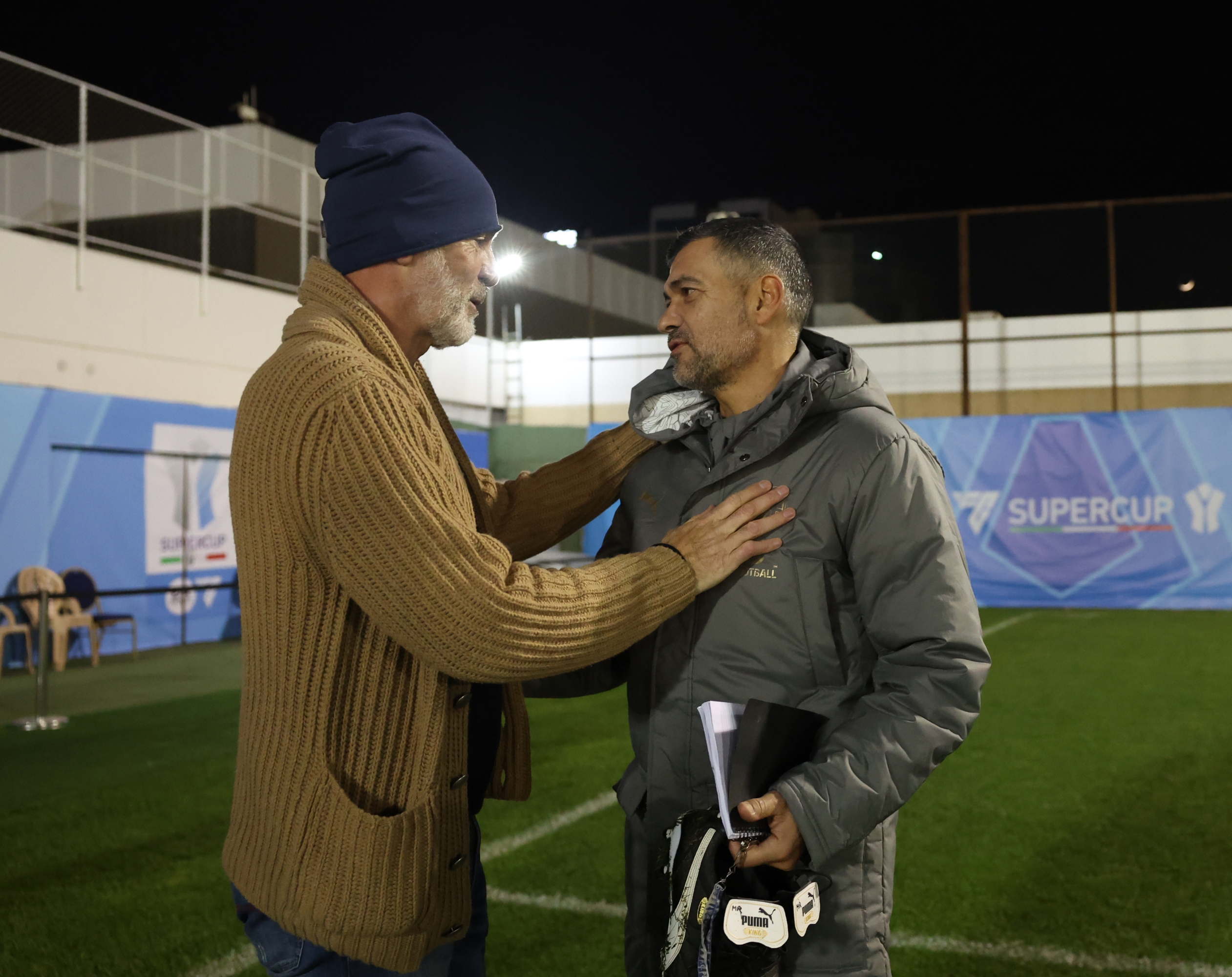 RIYADH, SAUDI ARABIA - JANUARY 02: Head coach AC Milan Sergio Conceicao greets Stefano Pioli during a AC Milan training session on January 02, 2025 in Riyadh, Saudi Arabia. (Photo by Claudio Villa/AC Milan via Getty Images)