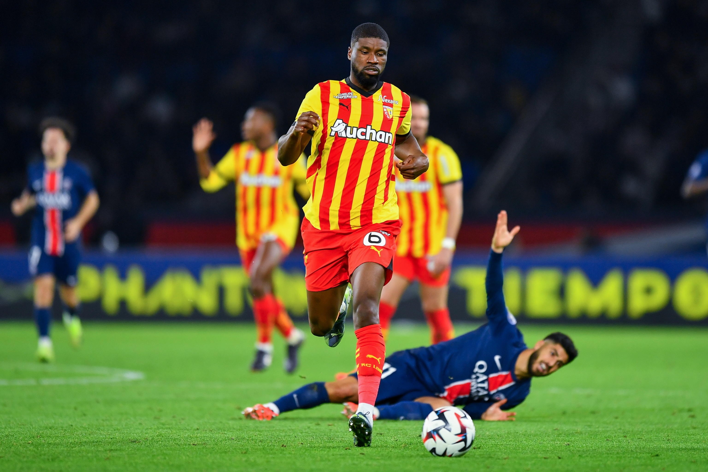 epa11697915 Kevin Danso of Lens controls the ball during the French Ligue 1 soccer match between Paris Saint Germain and RC Lens in Paris, France, 02 November 2024.  EPA/Franco Arland