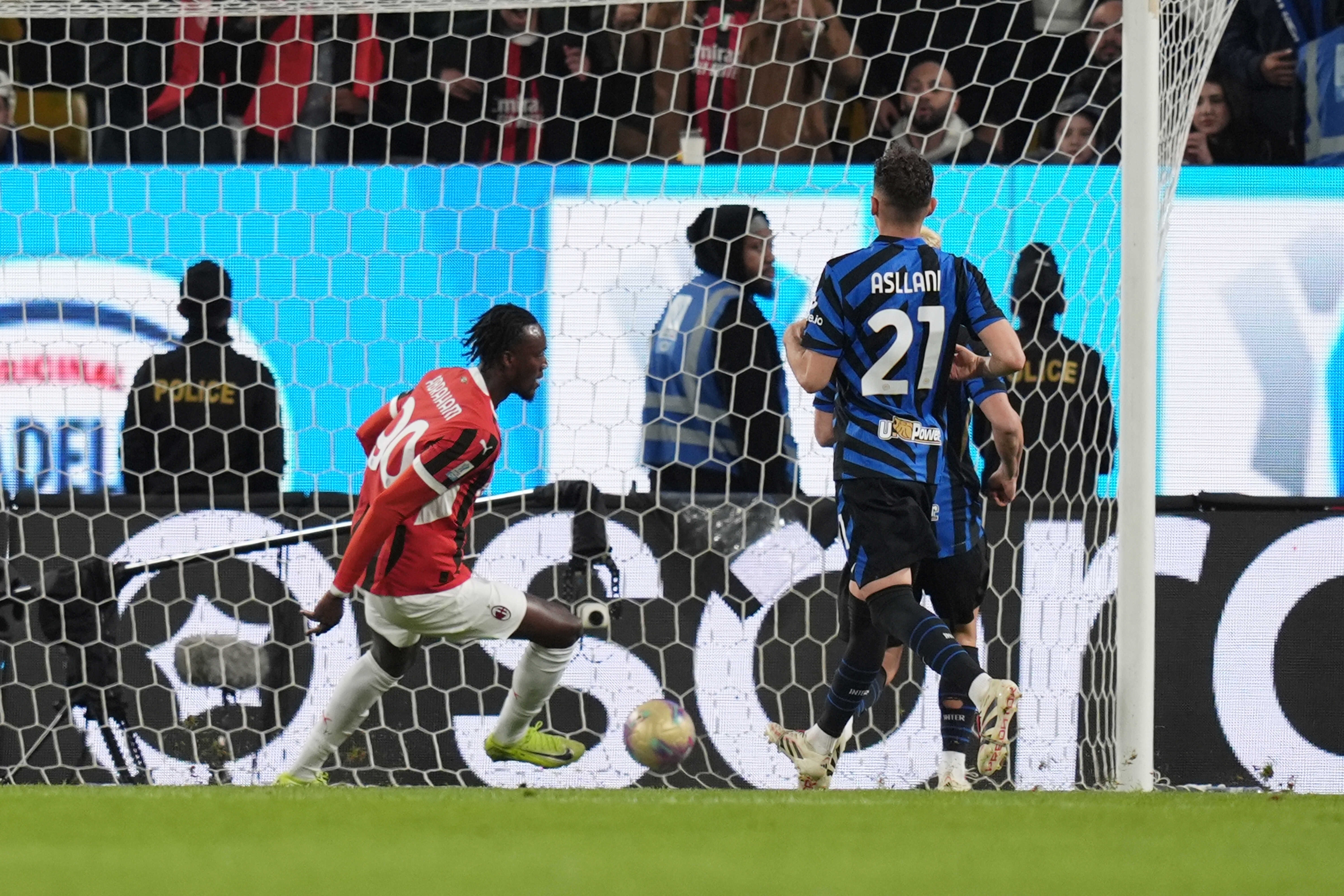 Milan's Tammy Abraham celebrates after scoring 2-3  during to the EA Sports FC italian Supercup 2024/2025 final match between Internazionale and Milan at Al-Awwal Park Stadium in Riyadh, Saudi Arabia - Sport, Soccer -  Monday January 6, 2025 (Photo by Massimo Paolone/LaPresse)