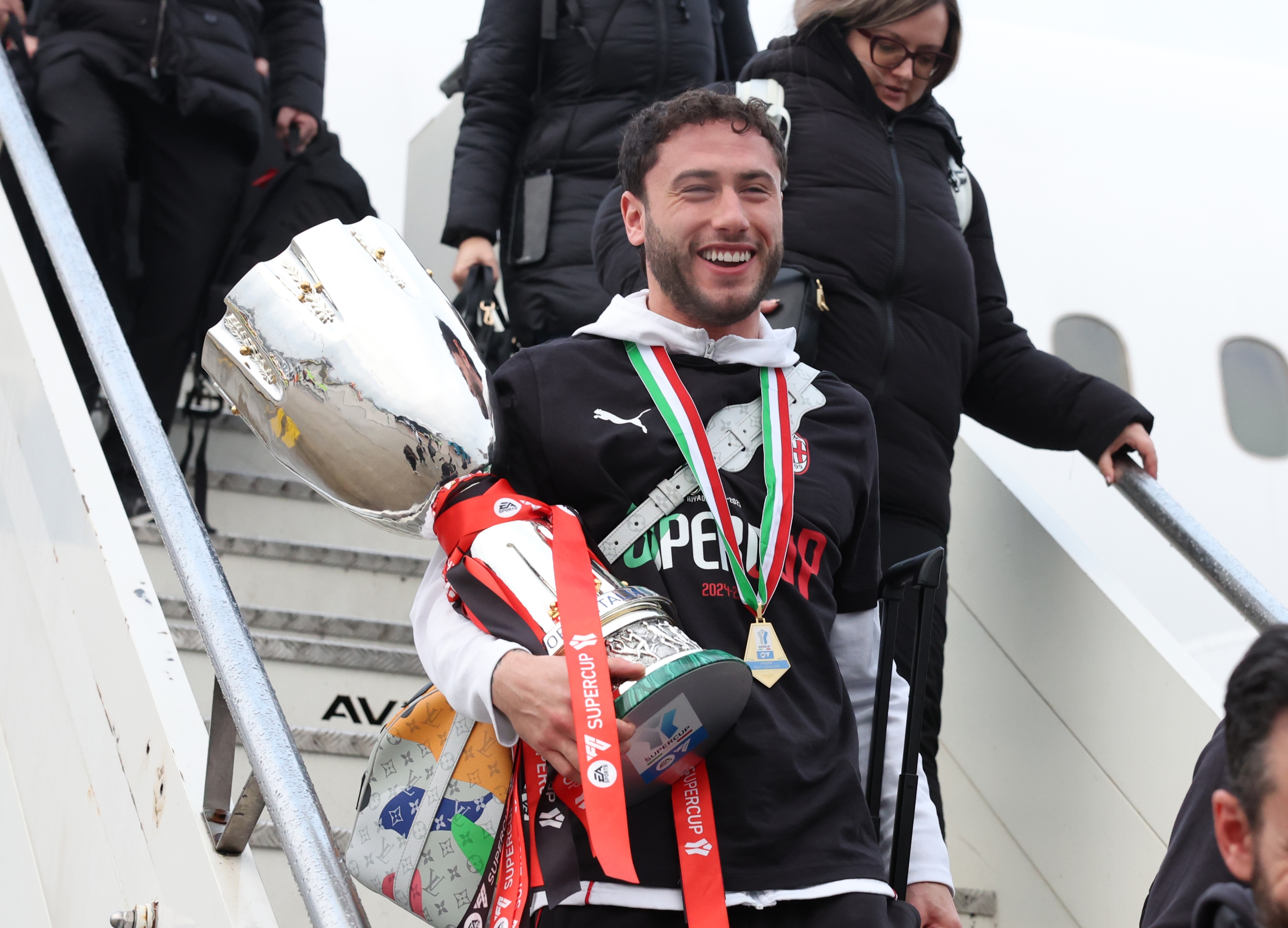 VARESE, ITALY - JANUARY 07: Davide Calabria of AC Milan arrives at Malpensa Airport on January 07, 2025 in Varese, Italy. (Photo by Claudio Villa/AC Milan via Getty Images)