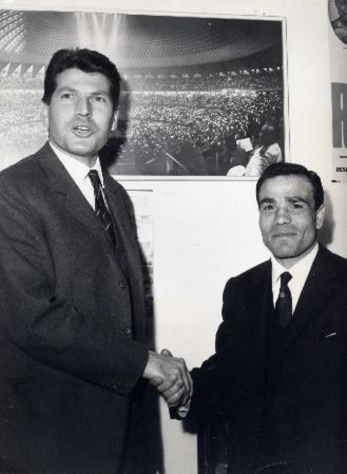 Rino Tommasi stringe la mano a Salvatore Burruni negli anni Settanta. WIKIPEDIA (npk)