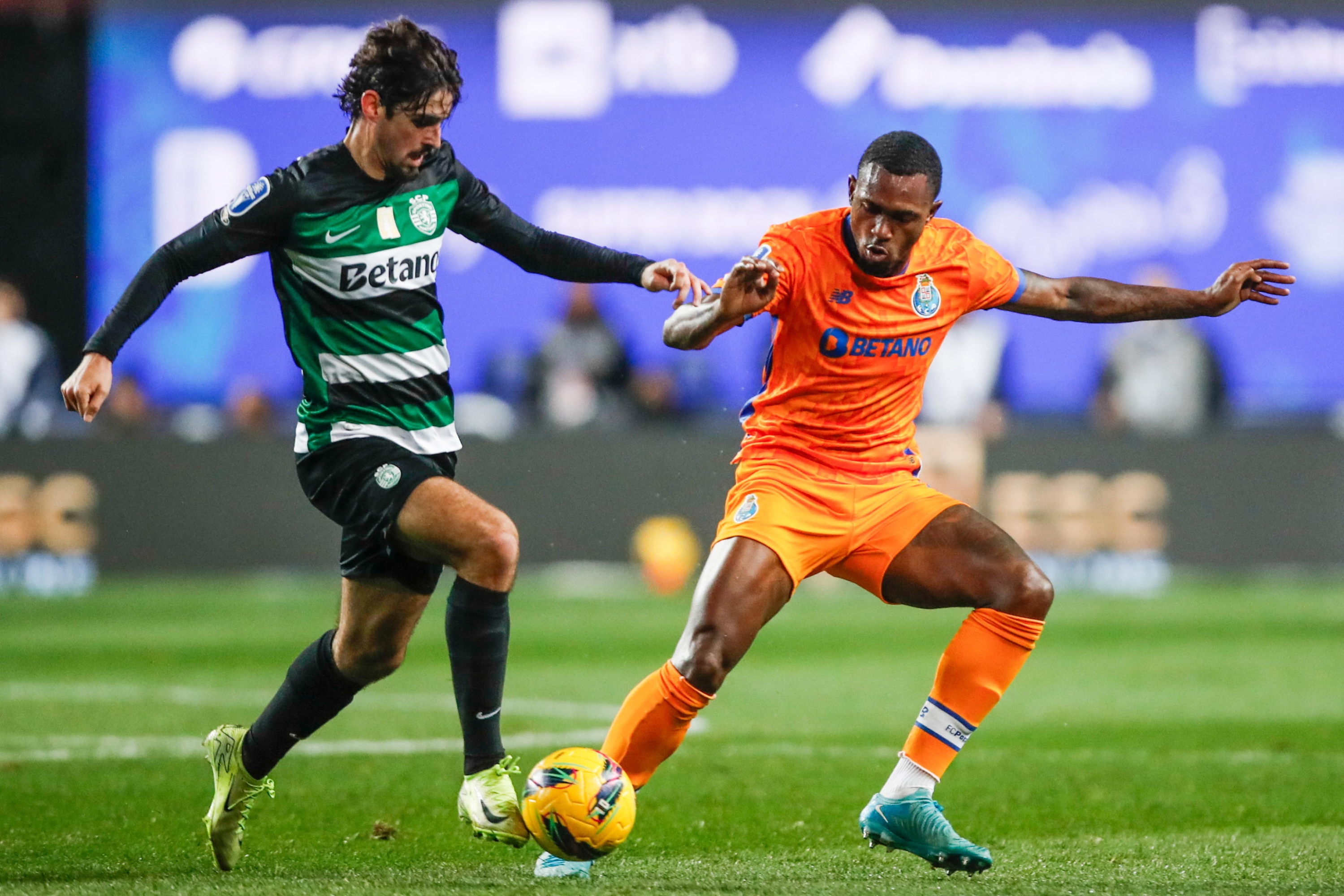 epa11811763 SportingÂ´s Trincao (L) fights for the ball with PortoÂ´s Otavio during the Portuguese League Cup semifinal match between Sporting and FC Porto held at at Magalhaes Pessoa Stadium, in Leiria, Portugal, 07 January 2025.  EPA/PAULO CUNHA