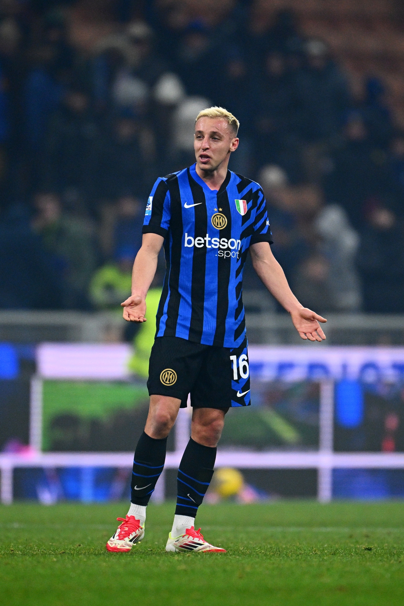 MILAN, ITALY - JANUARY 15: Davide Frattesi of FC Internazionale, in action, reacts during the Serie match between Inter and Bologna at Stadio Giuseppe Meazza on January 15, 2025 in Milan, Italy. (Photo by Mattia Ozbot - Inter/Inter via Getty Images)