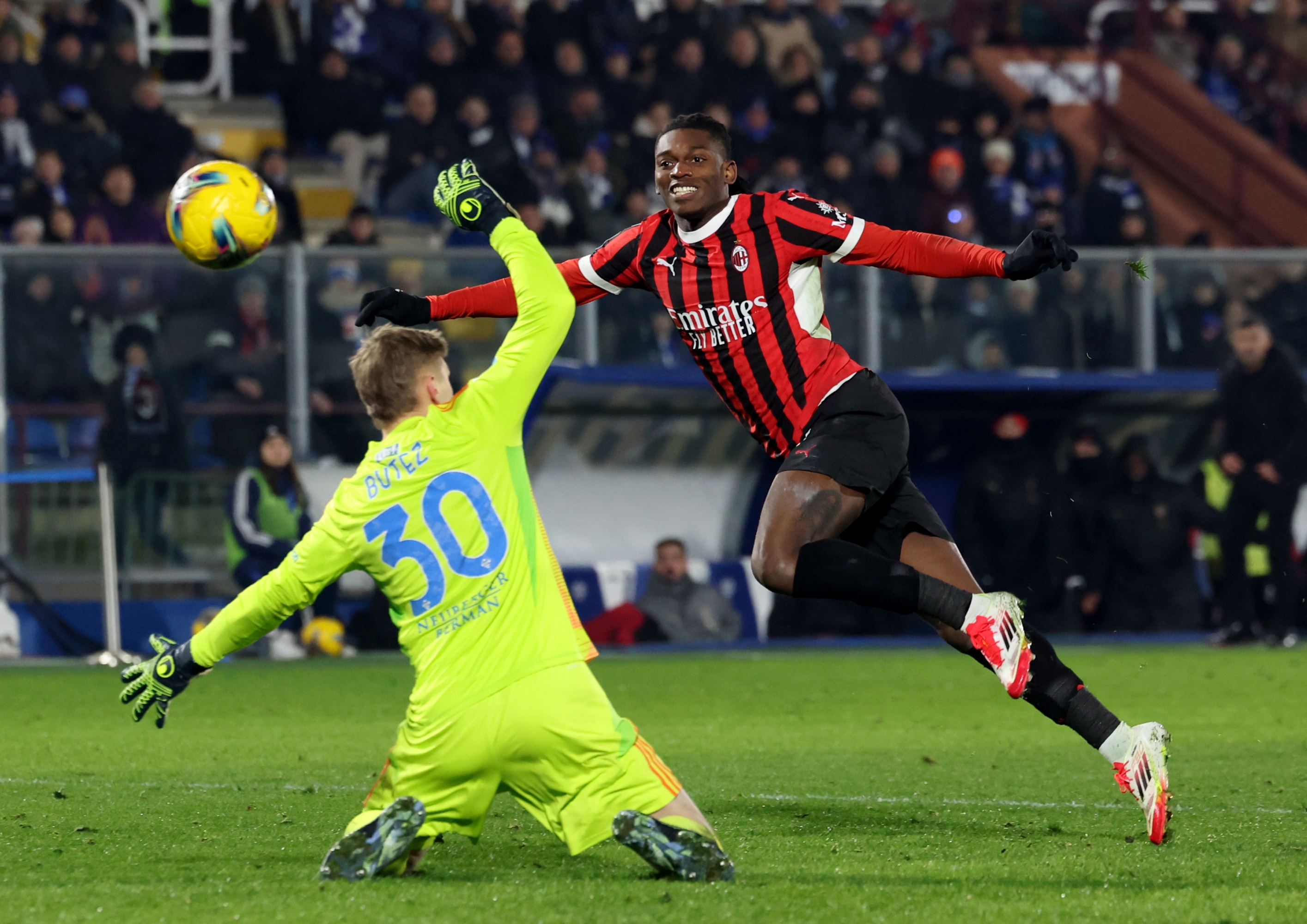 COMO, ITALY - JANUARY 14: Rafael Leao of AC Milan scores the goal during the Serie match between Como and Milan at Stadio G. Sinigaglia on January 14, 2025 in Como, Italy. (Photo by Claudio Villa/AC Milan via Getty Images)