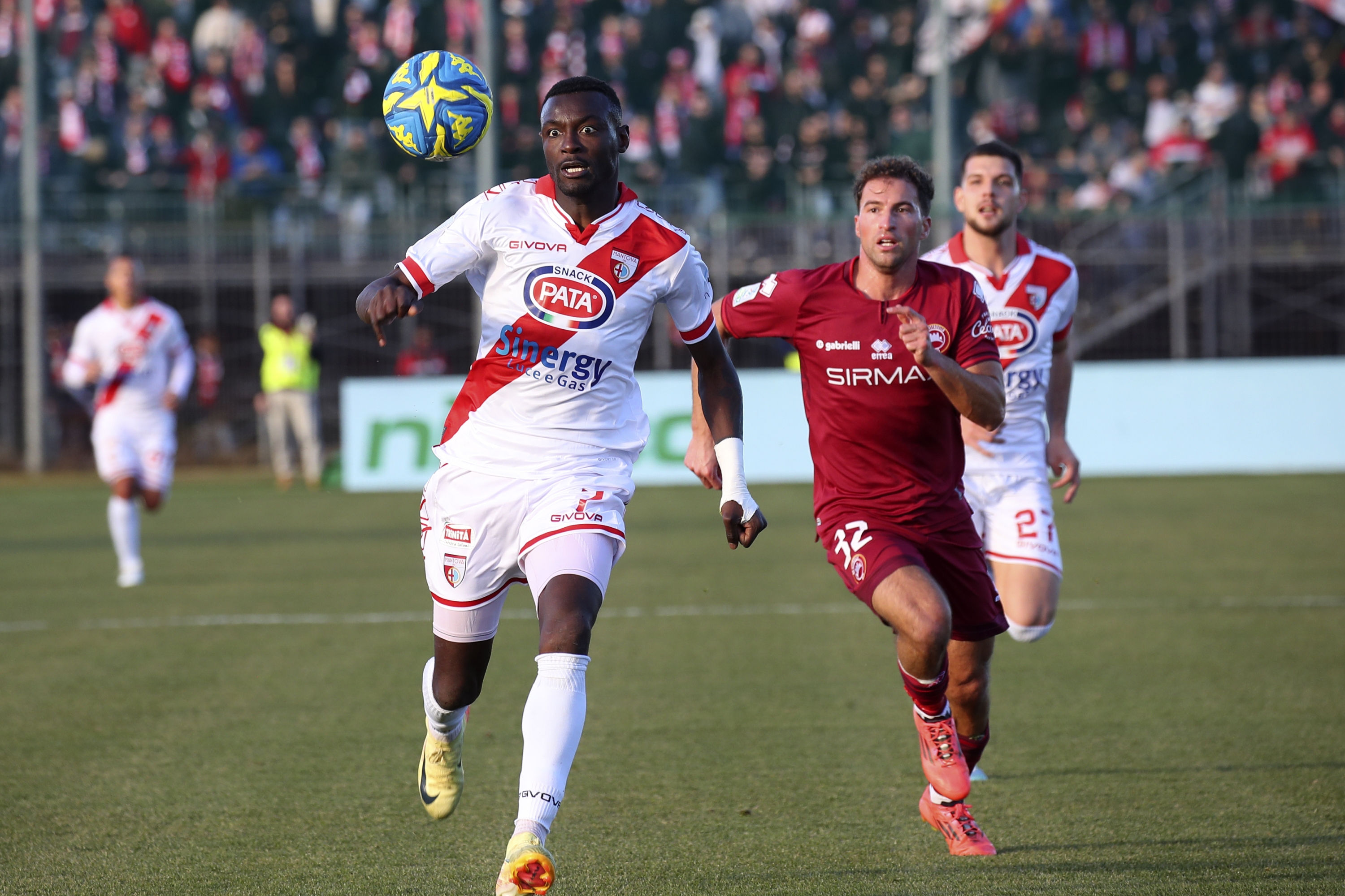 Davis Mensah(7 Mantova)Edoardo Masciangelo (32 AS Cittadella)   during the  Serie BKT soccer match between Cittadella  and Mantova  at the  Pier Cesare Tombolato Stadium, north Est Italy - Saturday, January 18, 2024. Sport - Soccer (Photo by Paola Garbuio /Lapresse)