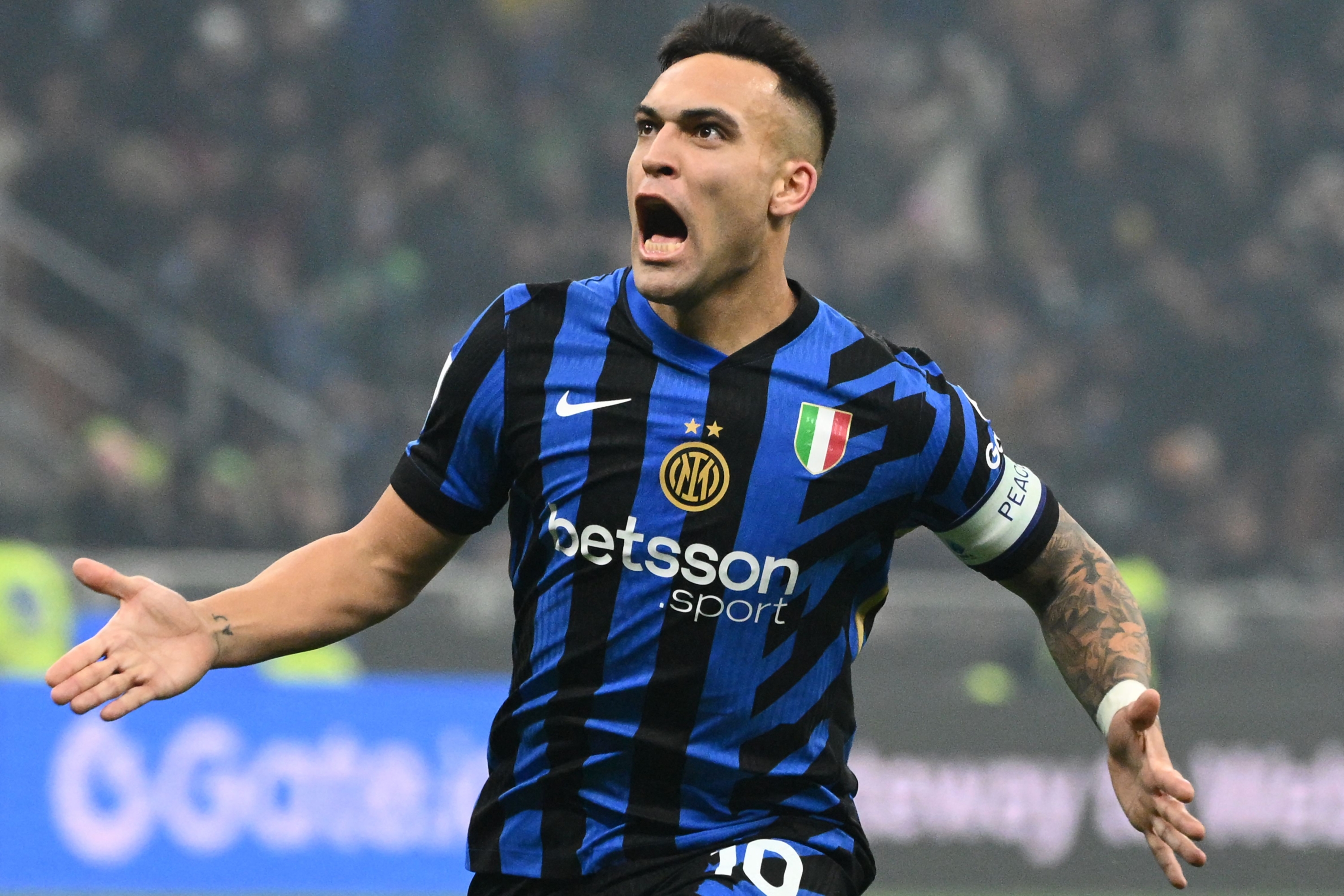 TOPSHOT - Inter Milan's Argentine forward #10 Lautaro Martinez celebrates scoring his team's first goal during the Italian Serie A football match between Inter Milan and Empoli at the San Siro Stadium in Milan on January 19, 2025. (Photo by Alberto PIZZOLI / AFP)