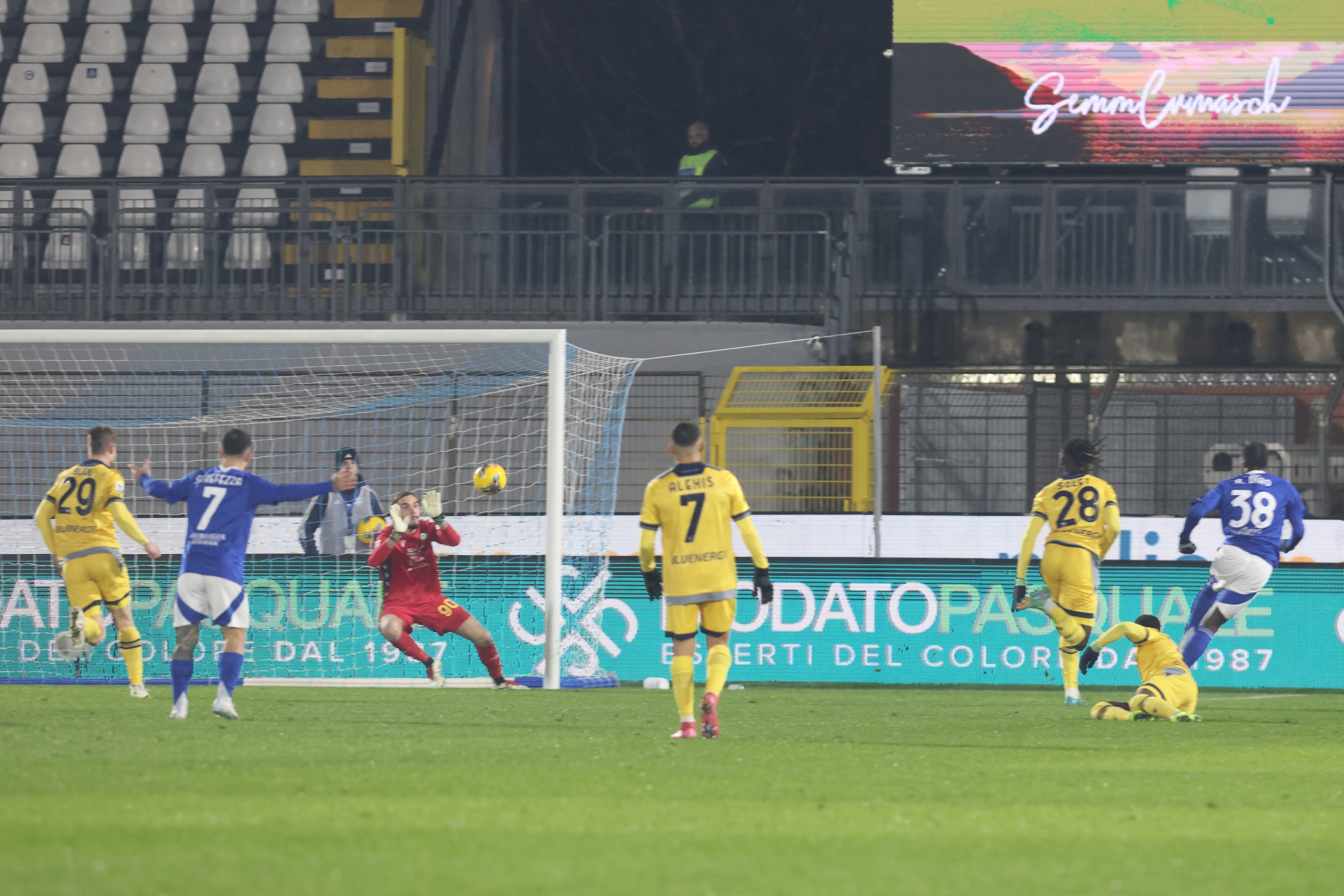 Como?s   Como 1907's Diao Diaoune Assanegoal       in action during the Serie A Enilive 2024/2025 soccer match between Como and Udinese at the Giuseppe Sinigaglia stadium in Como, north Italy - Monday  January   20 2025 Sport - Soccer. (Photo by Antonio Saia/LaPresse)