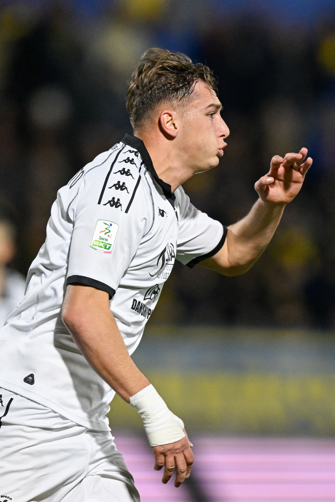 Spezia?s Francesco Pio Esposito celebrates after scoring the 0-1 goal for his team during the Serie B soccer match between Carrarese and Spezia at the Dei Marmi Stadium in Carrara, Italy - Sunday, January 19, 2025. Sport - Soccer . (Photo by Tano Pecoraro/Lapresse)