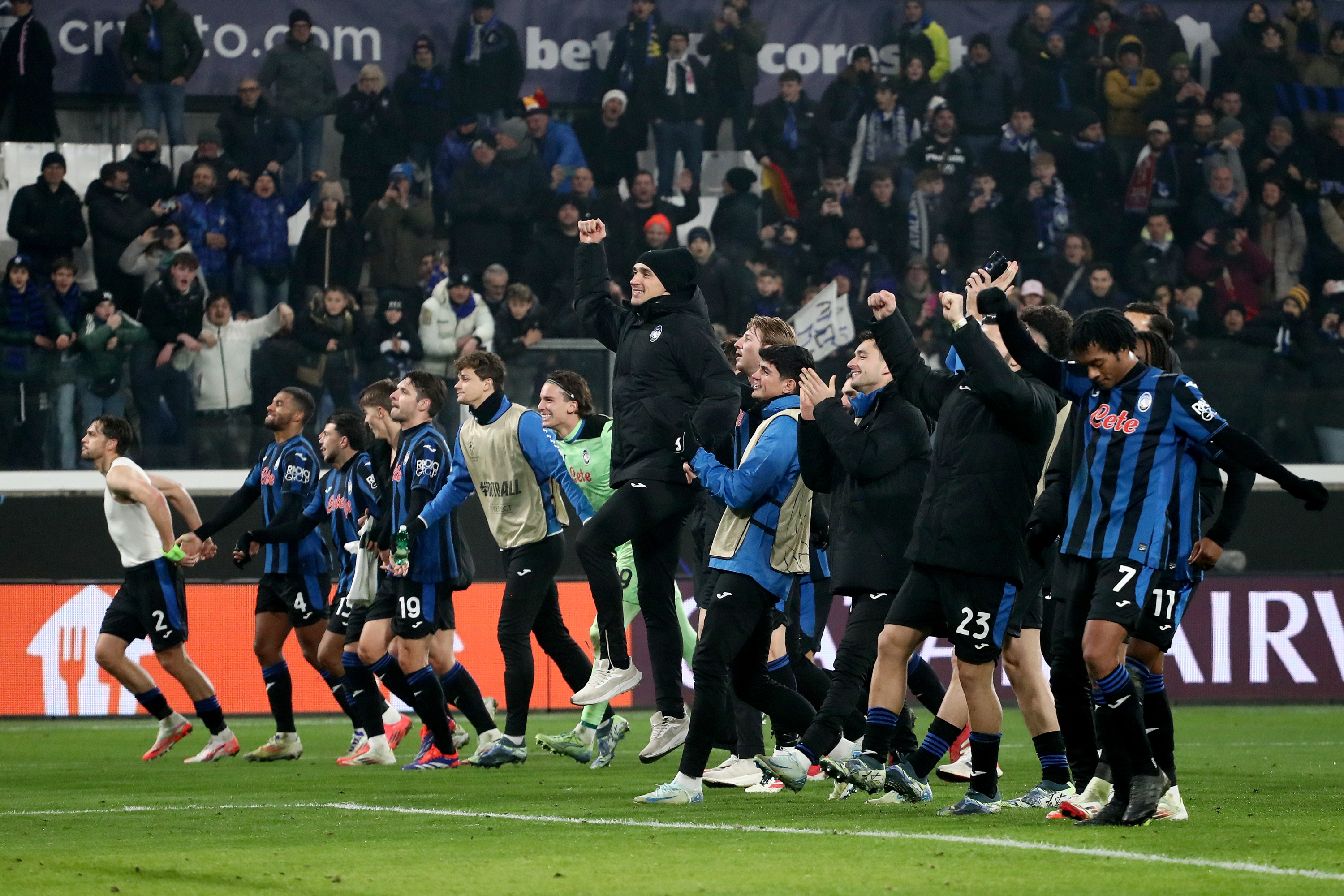 BERGAMO, ITALY - JANUARY 21: Atalanta BC players celebrate at the end of the UEFA Champions League 2024/25 League Phase MD7 match between Atalanta BC and SK Sturm Graz at Stadio di Bergamo on January 21, 2025 in Bergamo, Italy. (Photo by Marco Luzzani/Getty Images)