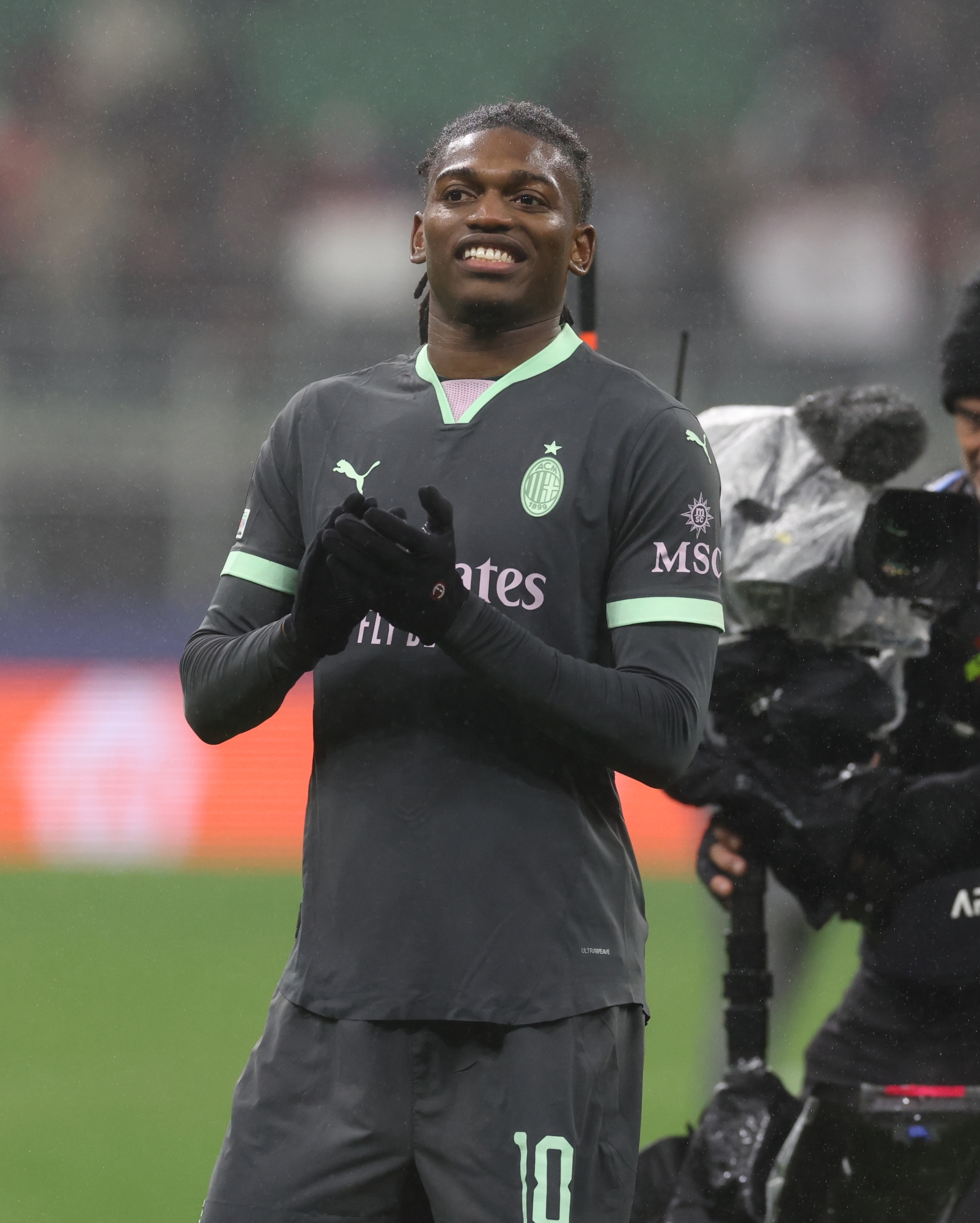 MILAN, ITALY - JANUARY 22:  Rafael Leao of AC Milan celebrates the win at the end of the UEFA Champions League 2024/25 League Phase MD7 match between AC Milan and Girona FC at Stadio San Siro on January 22, 2025 in Milan, Italy. (Photo by Claudio Villa/AC Milan via Getty Images)