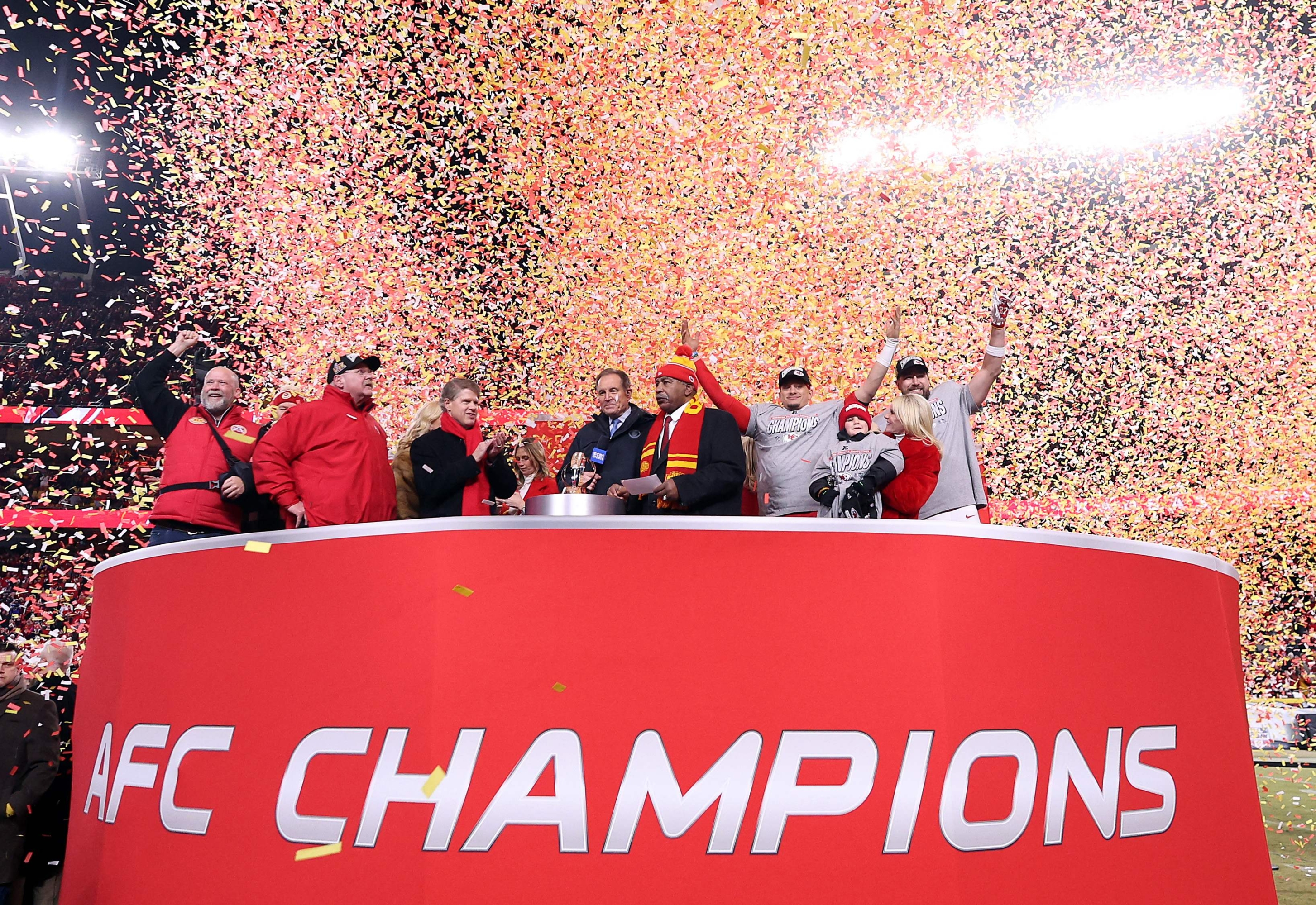 KANSAS CITY, MISSOURI - JANUARY 26: (L-R) Head coach Andy Reid, owner Clark Hunt, Patrick Mahomes #15, and Travis Kelce #87 of the Kansas City Chiefs celebrate after the Chiefs defeated the Buffalo Bills 32-29 to win the AFC Championship Game at GEHA Field at Arrowhead Stadium on January 26, 2025 in Kansas City, Missouri.   Jamie Squire/Getty Images/AFP (Photo by JAMIE SQUIRE / GETTY IMAGES NORTH AMERICA / Getty Images via AFP)