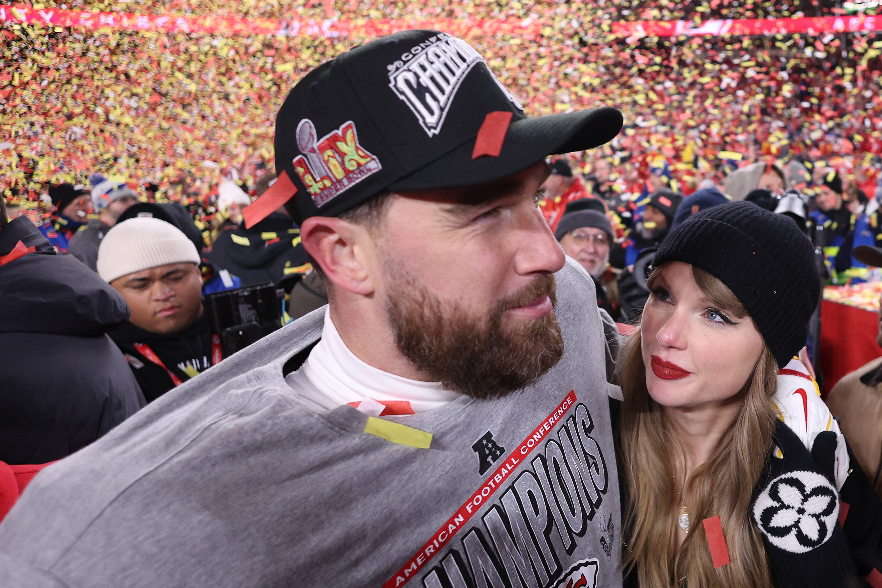 KANSAS CITY, MISSOURI - JANUARY 26: Taylor Swift celebrates with Travis Kelce #87 of the Kansas City Chiefs after defeating the Buffalo Bills 32-29 in the AFC Championship Game at GEHA Field at Arrowhead Stadium on January 26, 2025 in Kansas City, Missouri.   Jamie Squire/Getty Images/AFP (Photo by JAMIE SQUIRE / GETTY IMAGES NORTH AMERICA / Getty Images via AFP)