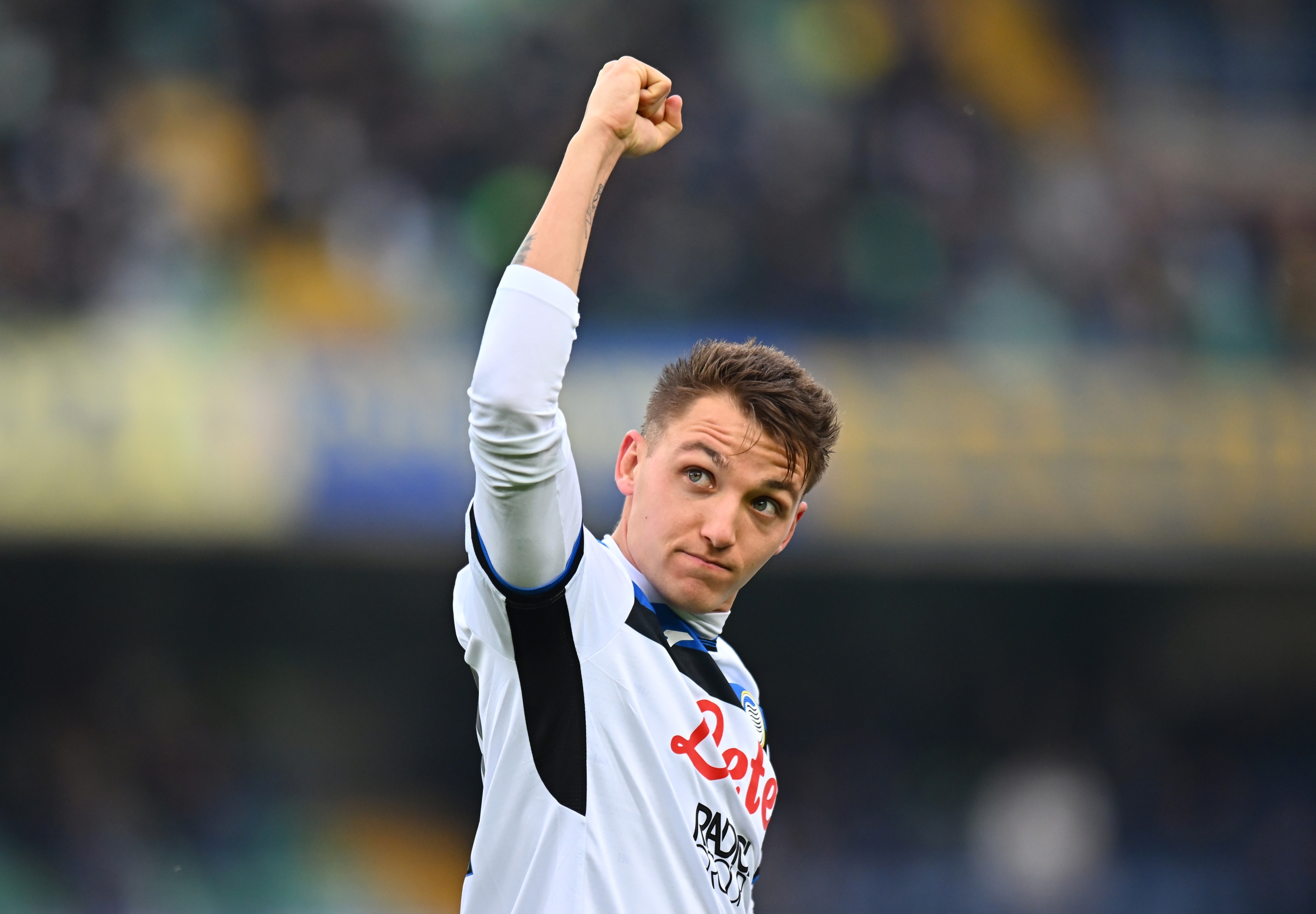 VERONA, ITALY - FEBRUARY 08: Mateo Retegui of Atalanta celebrates scoring his team's fifth goal during the Serie A match between Verona and Atalanta at Stadio Marcantonio Bentegodi on February 08, 2025 in Verona, Italy. (Photo by Alessandro Sabattini/Getty Images)